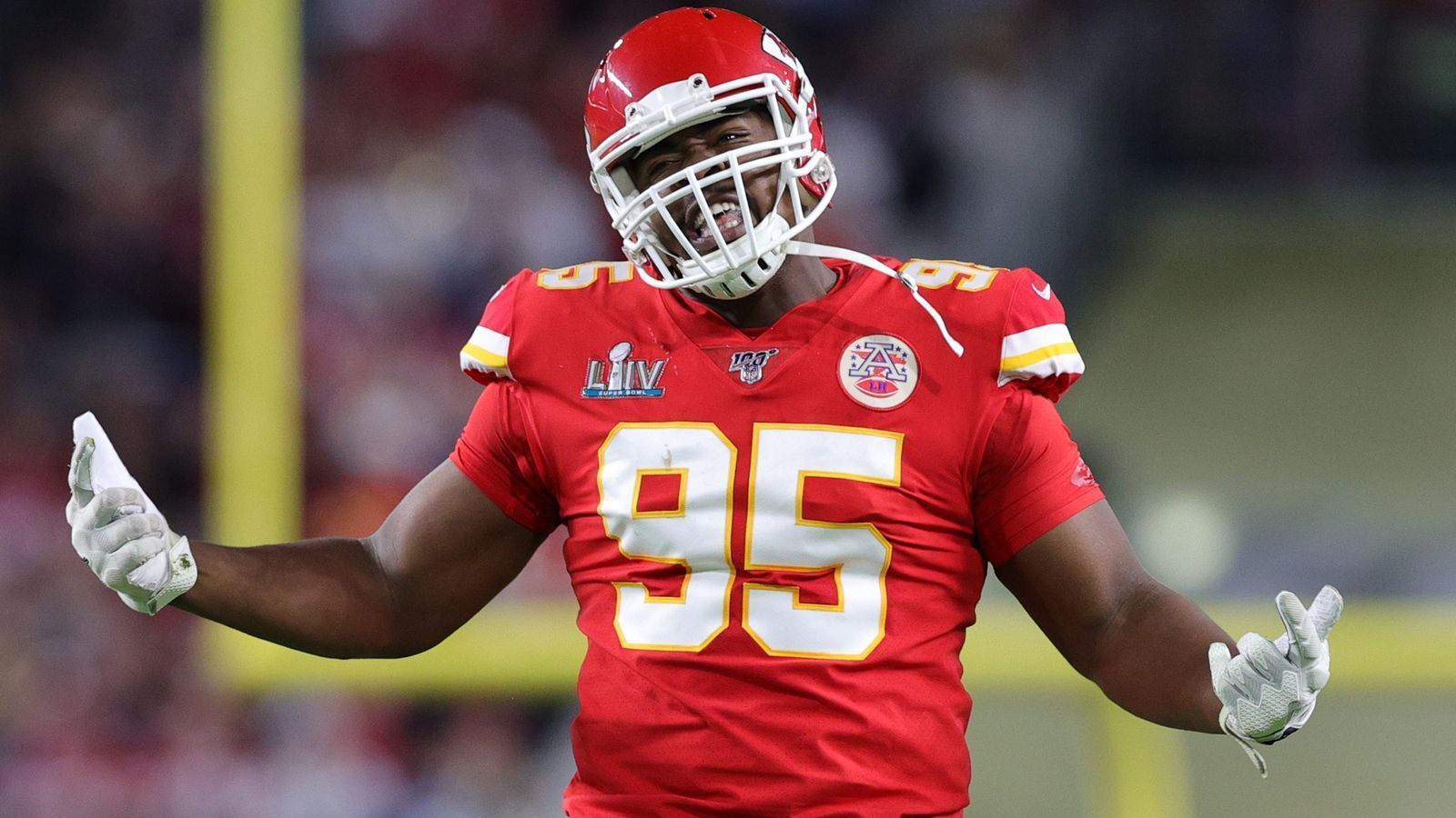 
                <strong>Verlierer: Chris Jones</strong><br>
                Chris Jones ist wohl der größte, direkte Verlierer. Das Defense-Monster der Chiefs hofft selbst auf einen neuen, großartigen Vertrag. Doch die Chiefs haben schlichtweg nicht mehr genug Geld zur Verfügung, um - Stand jetzt - dem Defensive Tackle das Geld zu geben, das er verdienen möchte. Es war klar, dass Kansas City Mahomes priorisieren wird, aber nach so einem Monster-Deal wird Jones auf der Strecke bleiben. Und dass, obwohl er einer der besten fünf Interior Pass Rusher der NFL ist. Entweder Jones wird unter dem Franchise Tag spielen oder die Gerüchte bewahrheiten sich und er wird das Jahr streiken. Eine Situation, die eigentlich keiner will.
              
