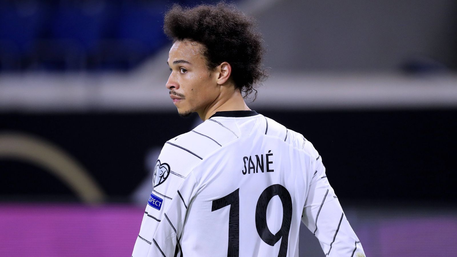 
                <strong>Angriff: Leroy Sane (FC Bayern München)</strong><br>
                Genauso oft kritisiert wie Werner wurde Leroy Sane. Klar, er war der Königstransfer des FC Bayern aus dem vergangenen Sommer, da steigen die Erwartungen automatisch. Der ehemalige Schalker trug sein Preisschild jedoch oft als Ballast und konnte nur selten seine enorme Qualität auf den Platz bringen. Sane wirkt jedoch deutlich erwachsener und auch besser als 2018, als er überraschend nicht nominiert wurde. Diesmal kann ich mir kaum vorstellen, dass Löw auf ihn verzichtet. Ich mache es in meinem Kader jedenfalls nicht.
              