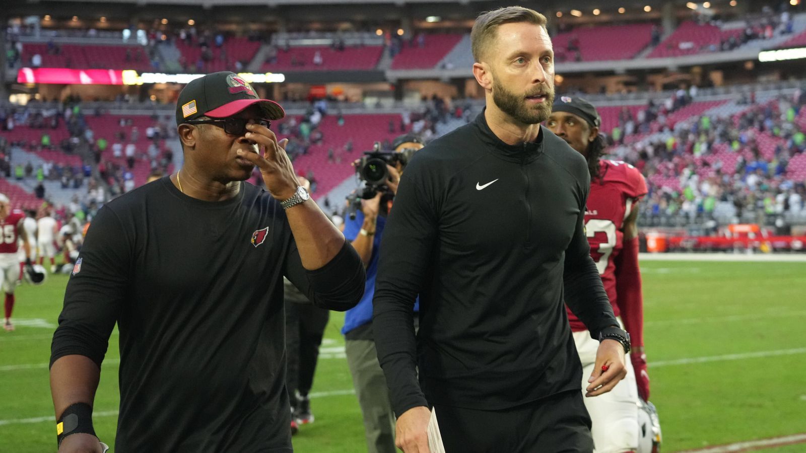 
                <strong>Verlierer: Kliff Kingsbury (Arizona Cardinals)</strong><br>
                Beim 10:37 gegen die San Francisco 49ers im Mexiko-Spiel wurden den Arizona Cardinals regelrecht die Hosen ausgezogen. Nach einem guten Start ging für die Cardinals gar nichts mehr, die 49ers spielten Katz und Maus mit den Cardinals. Das geht auch auf Head Coach Kliff Kingsbury zurück. Mit 4-7 hinken die Cardinals den Erwartungen deutlich hinterher. Kingsbury sitzt zweifelsohne auf einem der Hot Seats, wenn es so weitergeht.
              