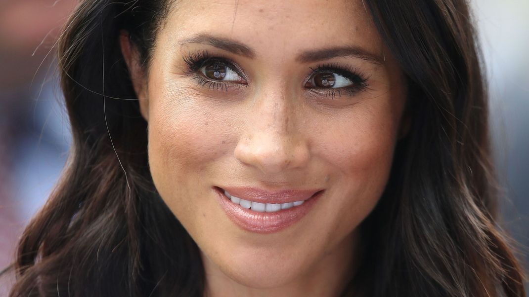 Meghan Markle verdankt ihre makellose Haut einer mehrstufigen Pflegeroutine - welche Produkte sie genau verwendet, erfahrt ihr bei uns!