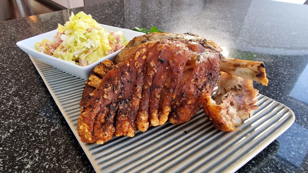 Deftiges Saftgulasch mit Sauerkraut und Salzkartoffeln 