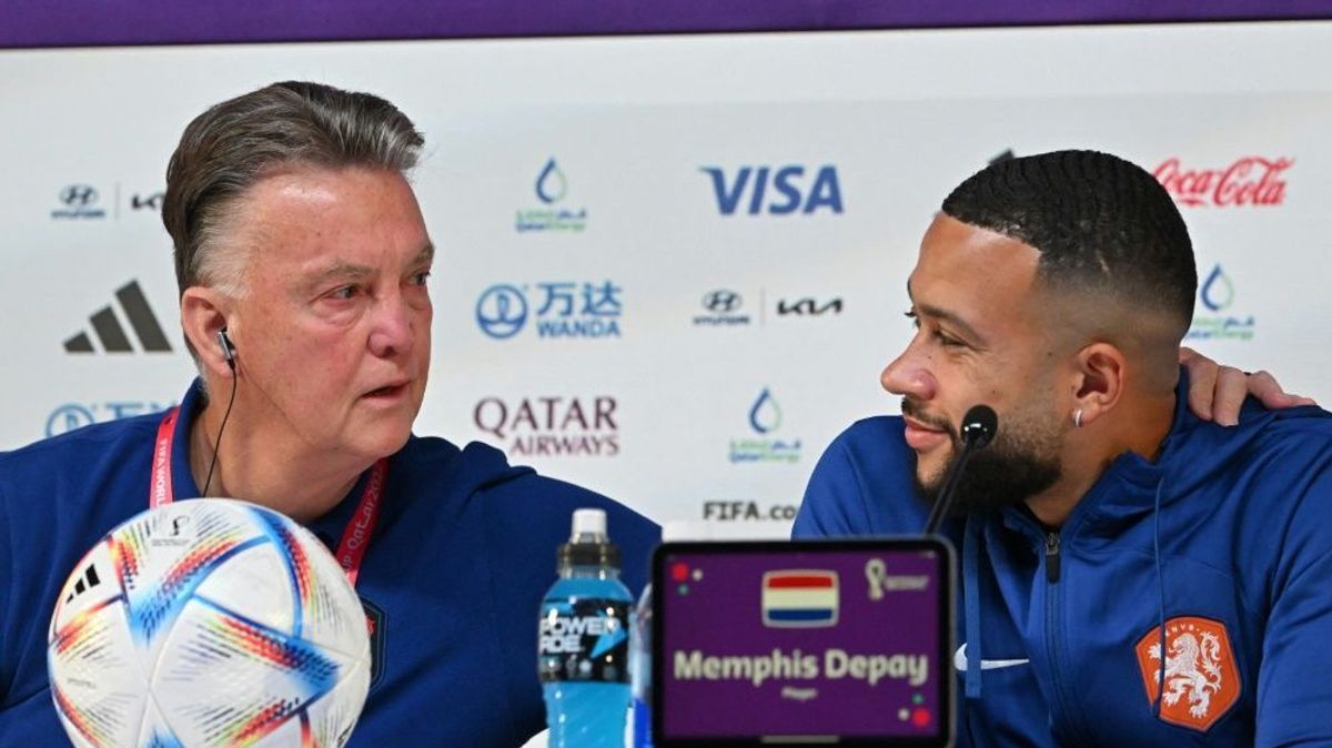 Van Gaal und Depay sind zum Scherzen aufgelegt
