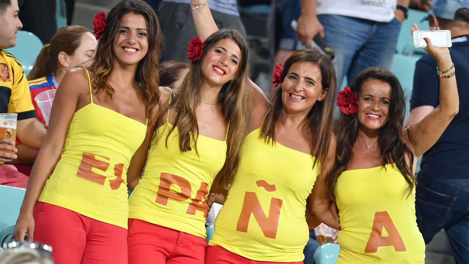
                <strong>Fans aus Spanien</strong><br>
                Oh la la! Diese unifarbenen Girls brennen vor Leidenschaft für das spanische Nationalteam.
              