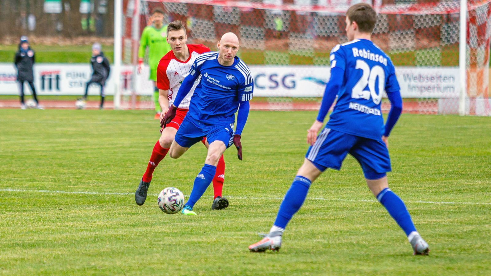 
                <strong>TSG Neustrelitz</strong><br>
                Für die TSG Neustrelitz ging es im Landespokal Mecklenburg-Vorpommern zuletzt im Mai 2022 bis ins Finale. Dort wartete mit dem Oberliga-Meister und jetzigen Regionalligisten Greifswalder FC ein Team aus der damals noch selben Spielklasse. In einem spektakulären Endspiel ging es bis ins Elfmeterschießen, nachdem erst in der 120. Minute der 1:1-Ausgleich für Neustrelitz durch Justus Guth fiel. Letztlich behauptete sich Neustrelitz mit 7:6 nach Elfmeterschießen. Nach 2007, 2008 und 2013 darf Neustrelitz nun zum vierten Mal am DFB-Pokal teilnehmen. Bislang war stets in der 1. Runde Endstation. Karlsruhe und Freiburg zwang man aber immerhin in die Verlängerung. Gegen den KSC geht es nun auch 2022 wieder in der 1. Runde zur Sache. 
              