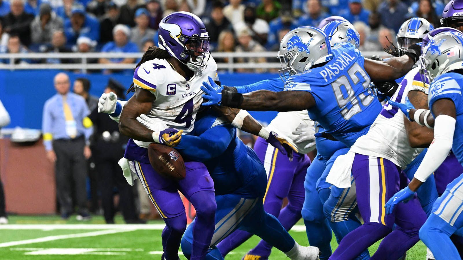
                <strong>Philadelphia Eagles</strong><br>
                Bekommt Jalen Hurts nach seinem Monster-Vertrag noch ein Geschenk für einen weiteren Angriff auf den Super Bowl? Nach dem Weggang von Miles Sanders wäre Dalvin Cook der adäquate Ersatz, mit dem die Eagles die Wahrscheinlichkeit exorbitant erhöhen, dass das Laufspiel um Hurts auch 2023 ein Fixpunkt der Offense bleiben wird. Klar, den Draft gibt es auch noch, aber Cook läuft seit vier Jahren regelmäßig für über 1.000 Yards. Er wäre ein weiteres Argument, die Eagles 2023 auf der Super-Bowl-Rechnung zu haben.
              