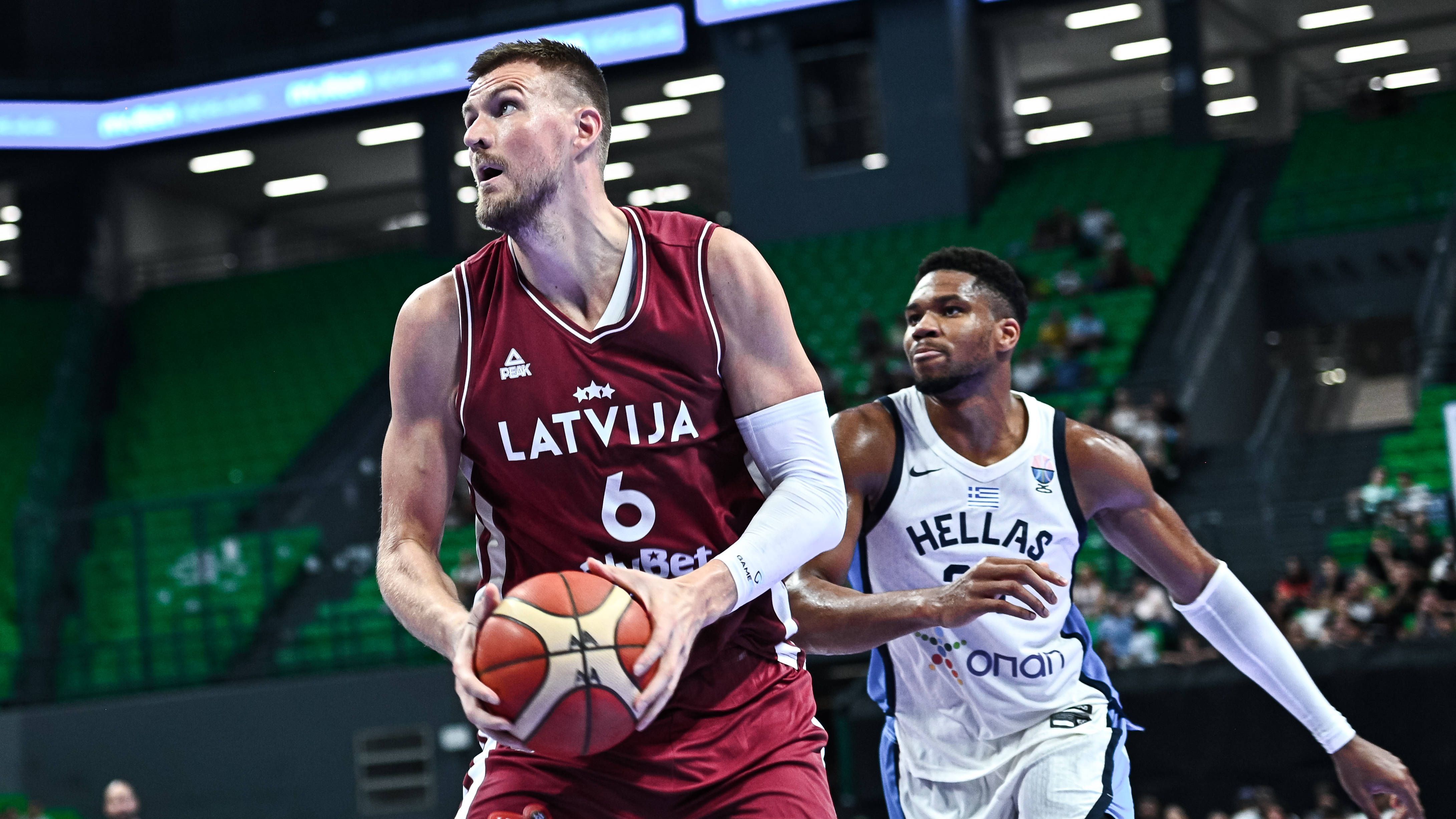 <strong>Kristaps Porzingis (Lettland/30)</strong><br>... Nun ist die Nummer vier des NBA-Drafts 2015 (New York Knicks) wieder dabei - und darf in Riga vor Heimpublikum spielen. Beweisen muss der Neuzugang der Atlanta Hawks nichts mehr, schließlich gewann Porzingis 2024 mit den Boston Celtics den NBA-Titel.