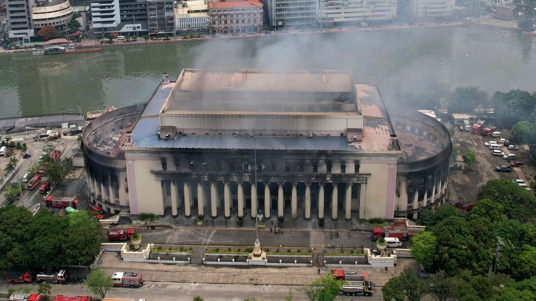 Ein Brand war am Sonntagabend (21. Mai) aus noch ungeklärter Ursache in dem historische Gebäude des Hauptpostamtes der philippinischen Hauptstadt Manila ausgebrochen und zerstörte es.