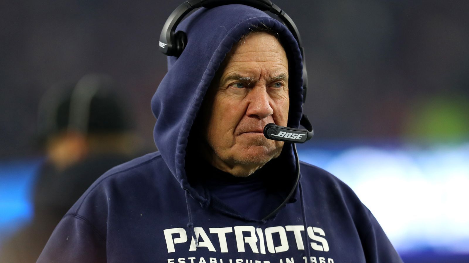 
                <strong>Welche Strafe bekommen die Patriots? </strong><br>
                Eine Filmcrew der New England Patriots hatte im Dezember beim Spiel zwischen den Cincinnati Bengals und den Cleveland Browns unerlaubte Aufnahmen gemacht. Die Patriots argumentierten mit Aufnahmen für eine Doku, betonten, man habe keinen Wettbewerbsvorteil gehabt, weil das Team um Bill Belichick davon nichts gewusst habe. Die Untersuchung läuft. Ende Januar gab es von NFL-Boss Roger Goodell ein Update: "Unsere Aufgabe ist es, sicherzustellen, dass wir äußerst gründlich sind. Wir haben eine Verantwortung gegenüber 31 anderen Teams, gegenüber unseren Partnern und gegenüber unseren Fans, damit wir verstehen, was alles passiert ist." Sollte kein Vorteil für die Patriots nachweisbar sein, dürfte es eine Geldstrafe geben, dazu könnten die Pats Picks beim Draft verlieren.
              
