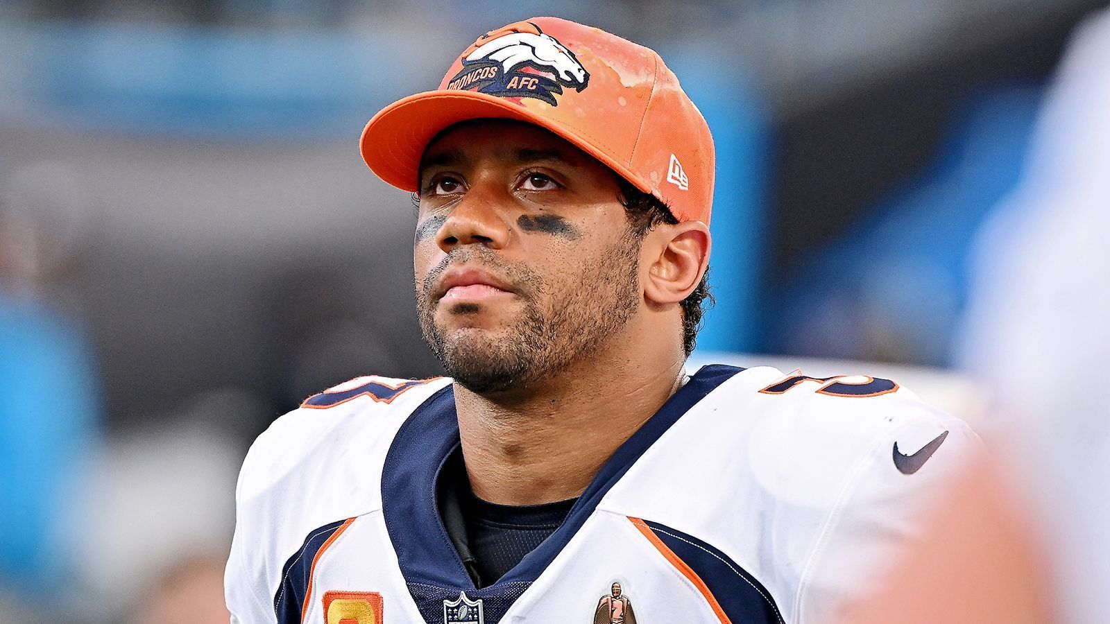 
                <strong>Verlierer: Russell Wilson (Denver Broncos)</strong><br>
                Dass Russell Wilson und die Broncos nicht in Gang kommen, ist nichts Neues. Doch die 10:23-Pleite bei den Carolina Panthers, die diese Saison alles andere als zu überzeugen wussten, scheint ein neuer Tiefpunkt zu sein. Die Fernseh-Übertragungen zeigte, wie Defensive Tackle Mike Purcell seinen Quarterback Wilson zur Sau machte und ausschimpfte, Wilson selbst sammelte lediglich 142 Passing Yards und einen Touchdown und die Offensive erzielte erneut nur mickrige zehn Punkte. 
              