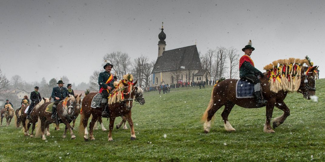 In Traunstein findet jedes Jahr der Georgiritt statt – und zwar Ostermontag. Seine Bedeutung: Die Einwohner feiern den Frühlingsanfang, manchmal sogar bei Schnee.