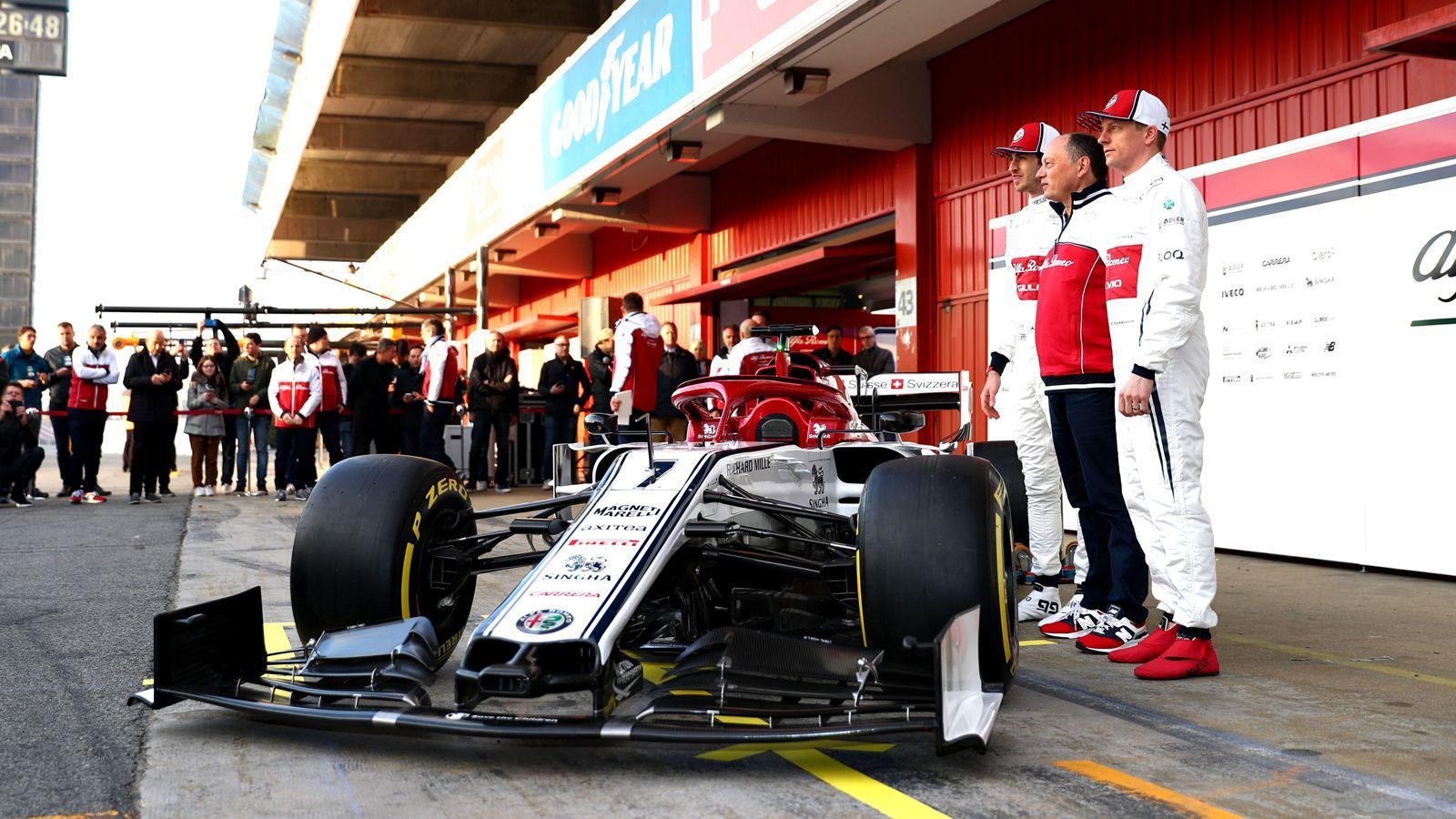 
                <strong>Formel-1-Autos 2019: Alfa Romeo Racing</strong><br>
                Dabei bleibt das alte Sauber-Team dasselbe, weder Auto (Sauber) noch der Motor (Ferrari) hat technisch etwas mit Alfa Romeo zu tun. Die italienische Automarke ist lediglich Titelsponsor und Namensgeber, Anteile an Sauber hat Alfa Romeo nicht übernommen.
              