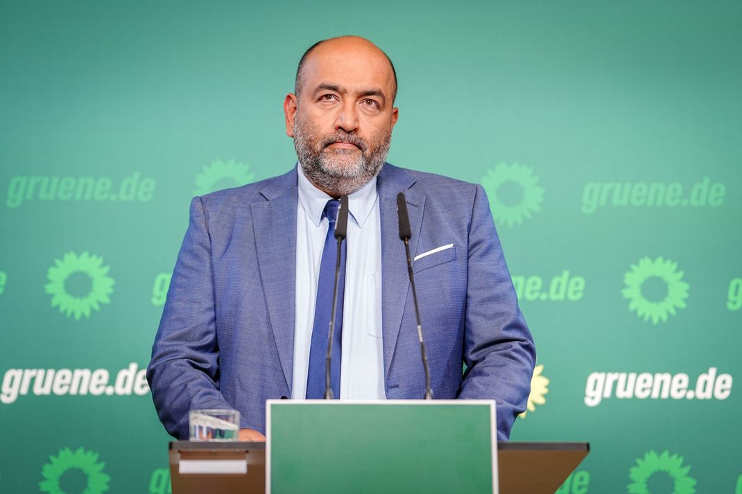 Omid Nouripour zeigt Skepsis gegenüber Merz' Forderung.