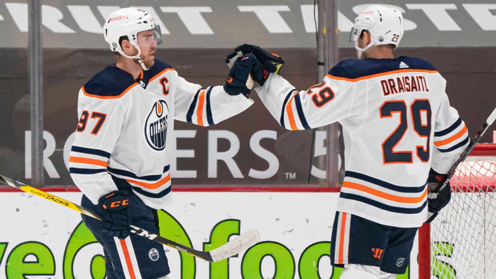 
                <strong>Platz 3: Edmonton Oilers</strong><br>
                In Connor McDavid und dem deutschen Top-Star Leon Draisaitl haben die Oilers die beiden wohl besten Spieler der Welt in ihren Reihen. Die Stürmer sind mit herausragenden jeweils 26 Scorerpunkten die besten Offensivakteure der Playoffs. Mit einem Schnitt von 4,33 Toren haben die Oilers den besten Angriff aller Playoff-Teams. Auch die Verteidiger Evan Bouchard und Darnell Nurse haben große Qualitäten im Abschluss. Edmonton stand seit 2006, als sie in die Endspielserie um den Stanley Cup gelangten, nicht mehr in einem Conference Finale.
              