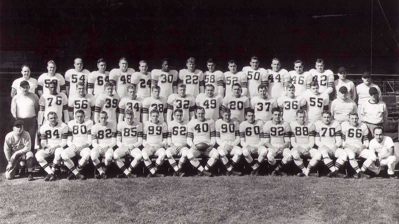 
                <strong>Das Trikot der Cleveland Browns im Wandel der Zeit</strong><br>
                Den Fans der Cleveland Browns steht erneut eine Veränderung bevor. Nein, diesmal nicht auf der Quarterback-, oder der Trainerposition, sondern das Trikot der Browns wird geändert. Seit Gründung der Franchise im Jahr 1946 hat die Franchise aus Ohio mehrfach die Uniform gewechselt. ran.de zeigt euch das Browns-Trikot im Wandel der Zeit. Spezifische Jerseys, welche speziell nur für ein Spiel entwickelt wurden, haben wir vernachlässigt. 
              