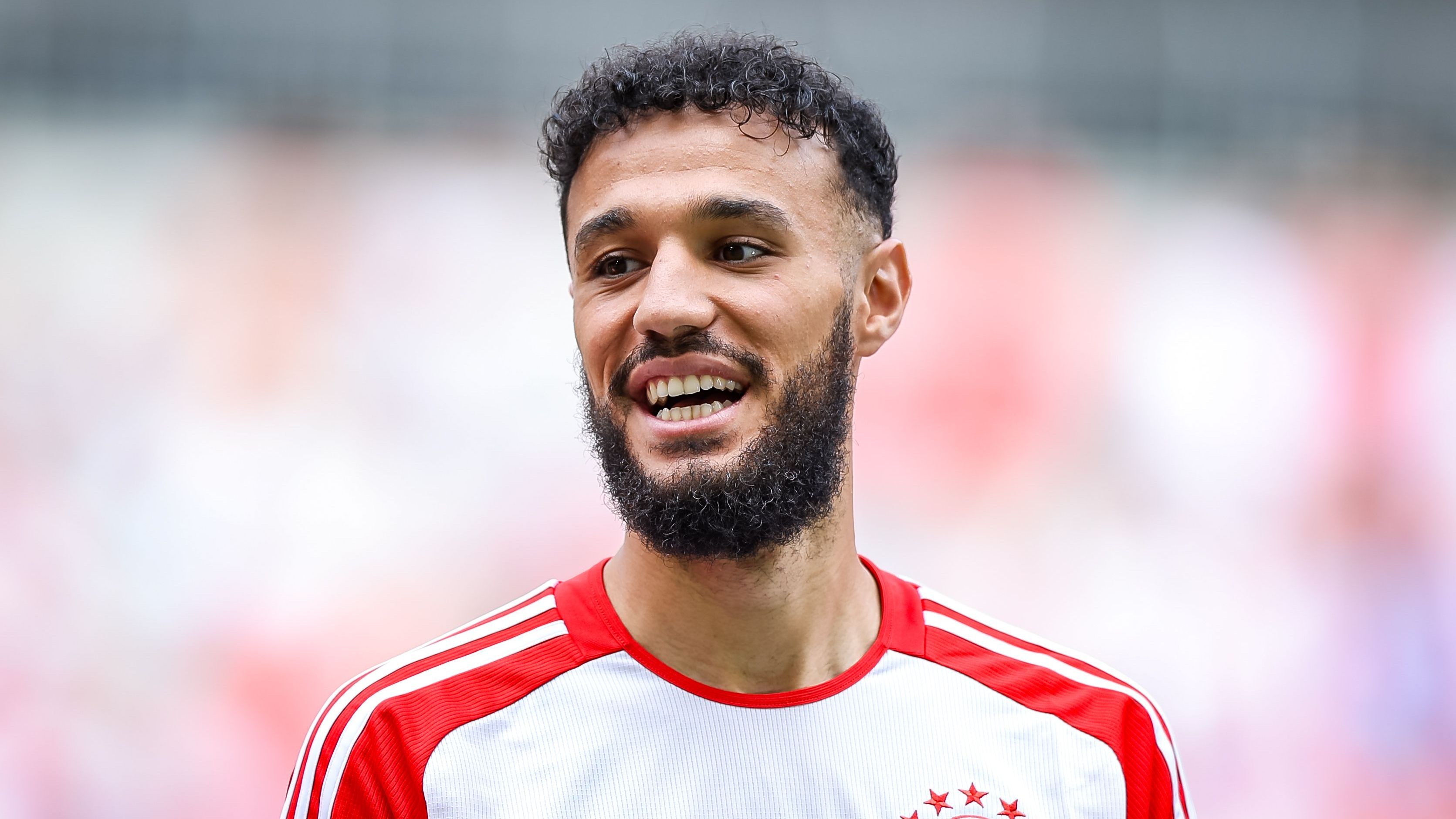 <strong>Mazraoui gesetzt, Alternative muss her</strong><br>Mazraoui, der im Saison-Auftakt gegen Werder Bremen 90' Minuten auf dem Platz stand, ist also im Moment die einzige sichere Personalie auf der Rechtsverteidiger-Position. Bayern München soll sich demnach intensiv um einen möglichen Pavard-Ersatz kümmern. Das gesuchte Profil: Ein Rechtsverteidiger, der sich ebenfalls als Innenverteidiger und in einer Dreierkette wohlfühlt. <strong><em>ran</em></strong> präsentiert die möglichen Kandidaten.