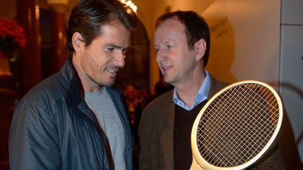 
                <strong>Tommy Haas und Hans de Visser </strong><br>
                Die deutsche Nummer eins Tommy Haas (l.) im Gespräch mit Titelpartner des ATP-Tuniers Hans de Visser (r.) von BMW. 
              