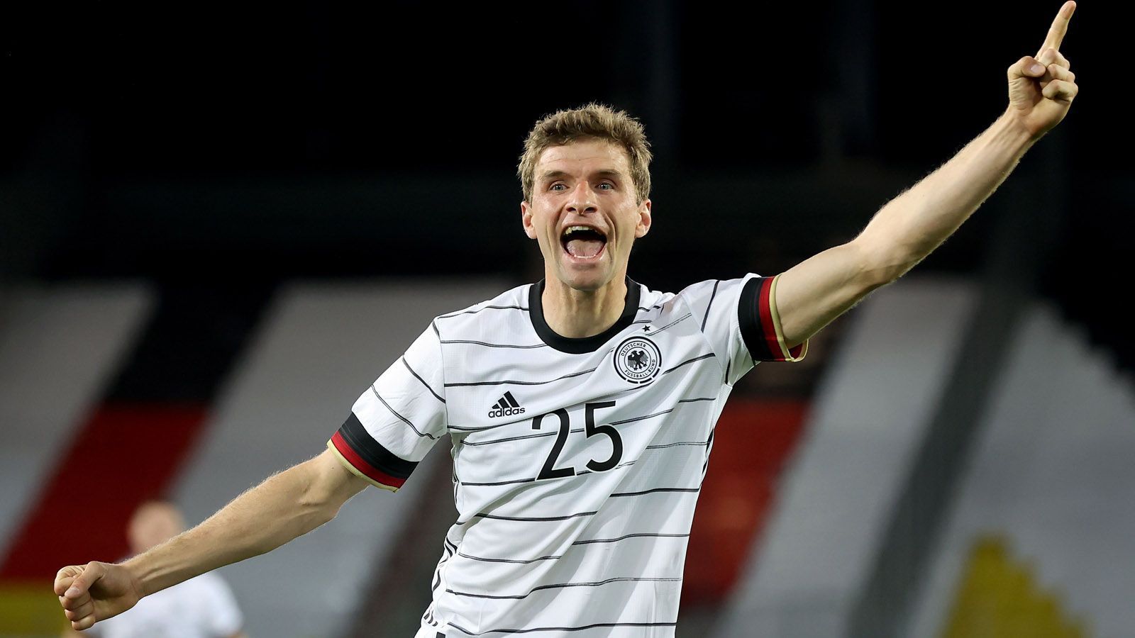 
                <strong>Thomas Müller</strong><br>
                Radio Müller sendet auch wieder in der Nationalmannschaft und das ist gut so. Auf der 10 kann der Lautsprecher der Mannschaft das Spiel dirigieren. Dazu gehört sicher auch, dass er mit Sane, Serge Gnabry und Havertz vorne rotiert, um der deutschen Mannschaft eine gewisse Unberechenbarkeit zu geben.
              