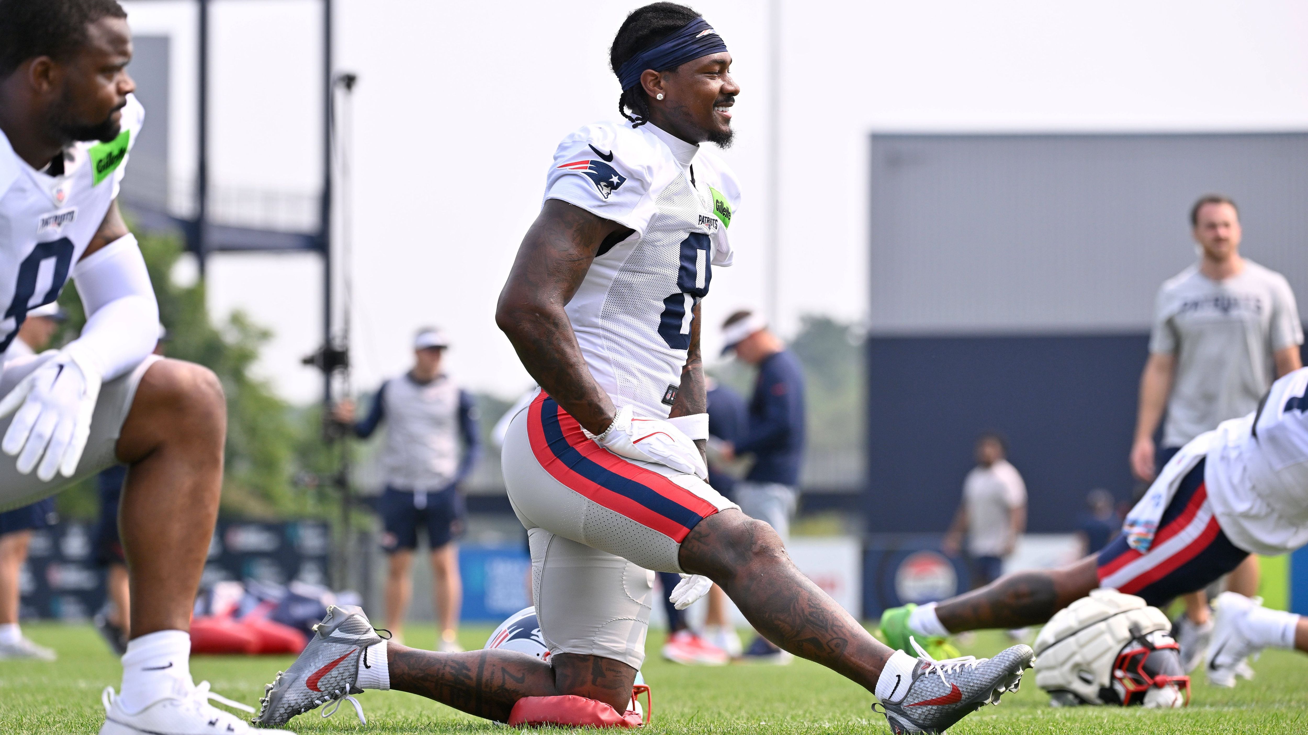 <strong>Stefon Diggs (New England Patriots, 10.491 Yards)</strong><br>Der Ex-Bills-Receiver war stets verlässlich und knackte in Buffalo immer 1.000 Yards. Nach dem Wechsel zu den Houston Texans stoppte ihn ein Kreuzbandriss nach acht Spielen. Jetzt der Neustart in New England mit Drake Maye. Gelingt ihm die Rückkehr zur alten Stärke, ist das große Ziel von 15.000 Yards möglich.