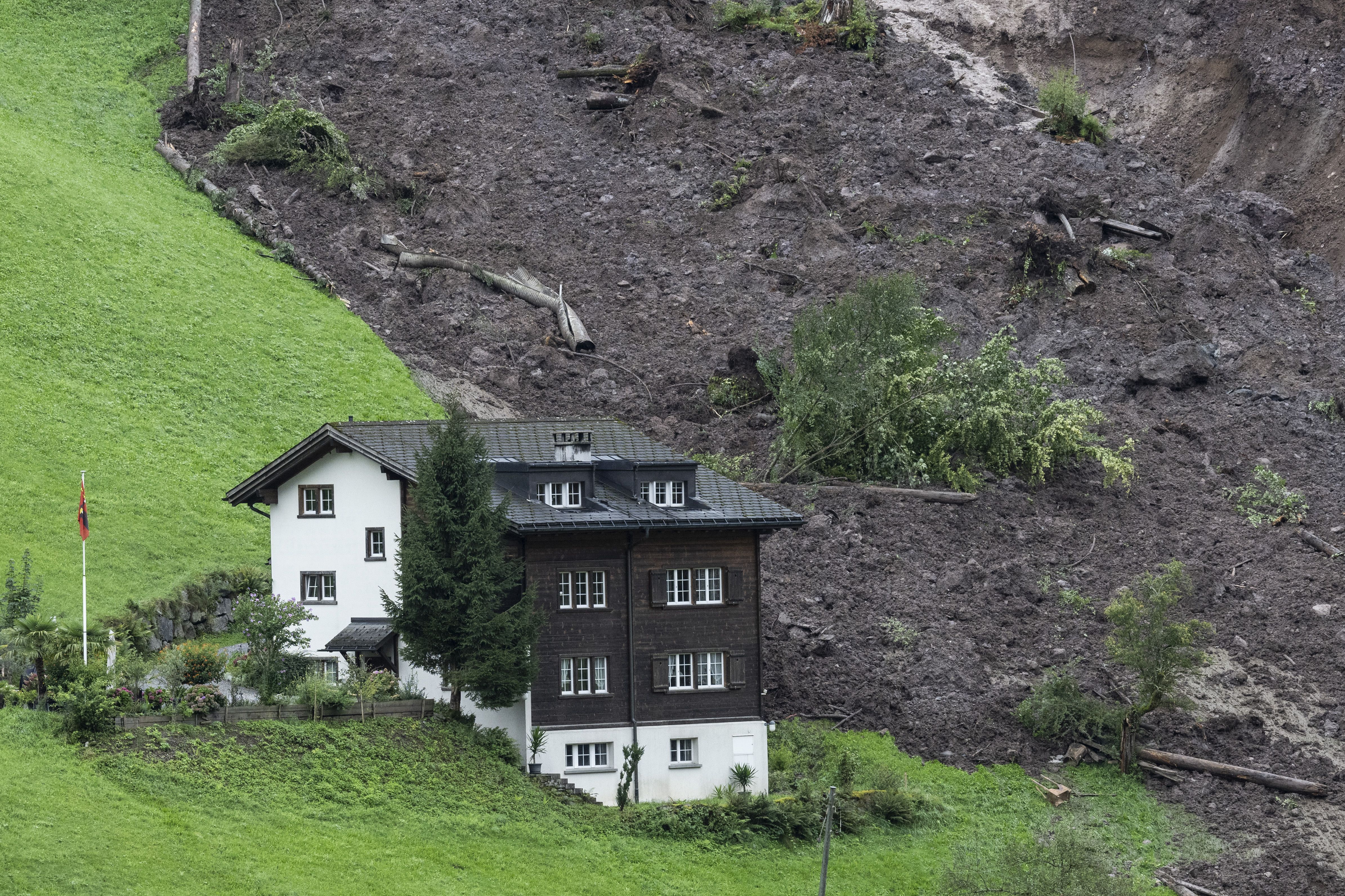 Erdrutsch Reißt Mehrere Häuser In Der Schweiz Mit - 100 Menschen Evakuiert