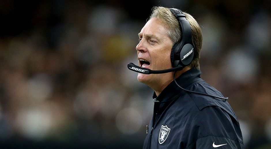 
                <strong>Jack del Rio</strong><br>
                Gewinner - Jack del Rio (Oakland Raiders): Der Preis für den mutigsten Coach der ersten Woche geht an Raiders-Head-Coach Jack del Rio. 47 Sekunden vor Schluss hätte sein Team mit einem Extrapunkt zum 34:34 ausgleichen können und wäre wohl auf der sicheren Seite und in der Overtime gewesen. Del Rio setzte jedoch alles auf eine Karte und schickte seine Offense für eine 2-Point-Conversion wieder auf das Feld. Sein Mut sollte belohnt werden: Michael Crabtree fing den Pass von Derek Carr und sorgte so für den 35:34 Raiders-Sieg.
              