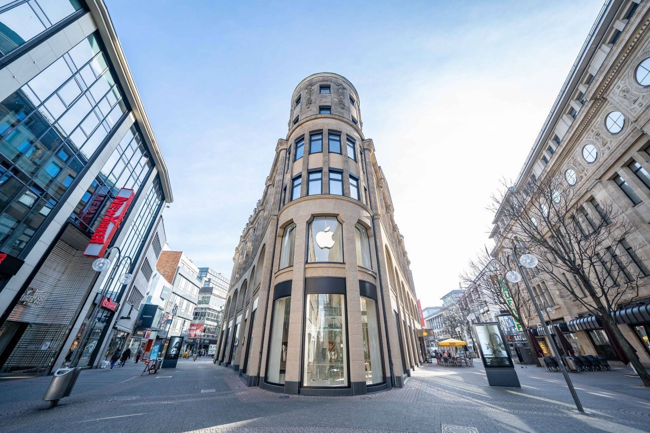 Auch der Apple Store in der Schildergasse in Köln macht optisch einiges her. Die historische Fassade ist restauriert und innen warten eine hohe Halle mit einer runden, hängenden Glas-Treppe.