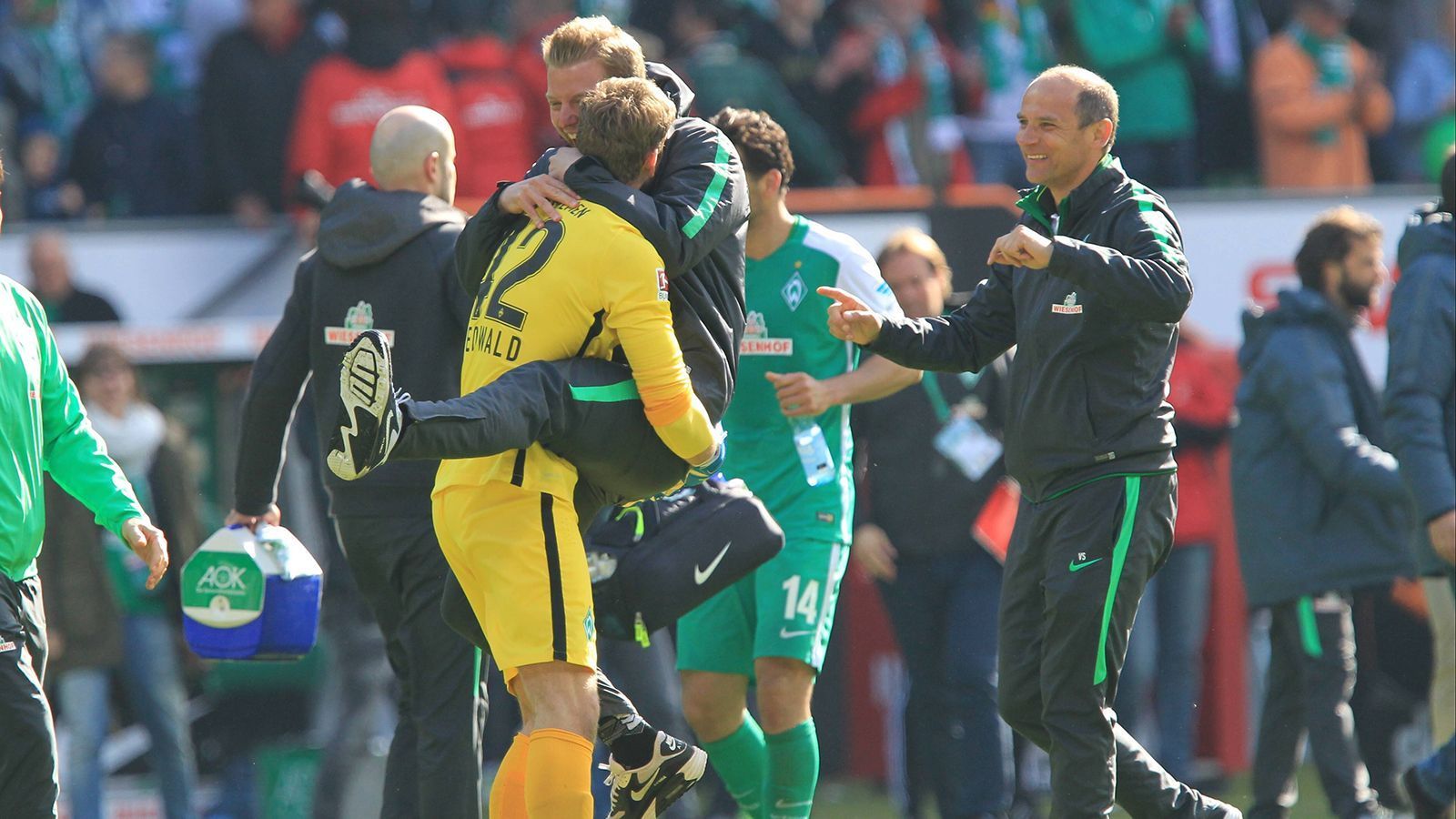 
                <strong>2015/16: Bremen rettet sich im Abstiegs-Wahnsinn</strong><br>
                Ein krasses Finale im Keller. Werder Bremen steht auf Relegationsplatz 16 mit nur zwei Punkten Vorsprung auf den VfB Stuttgart auf dem 17. Platz. Bremens Trost: Bis zu Platz 12 sind es nur drei Punkte, auch wenn der HSV (drei Punkte und acht Tore Vorsprung) praktisch gerettet ist. Doch Bremen hat es in der eigenen Hand. Im direkten Duell gegen den 15. aus Frankfurt fallen die Würfel. Die Eintracht hat nur einen Punkt mehr. Lange steht es 0:0 im Weserstadion, ein Ergebnis, mit dem Werder in die Relegation müsste. Doch dann ist es in der 88. Minute Papy Djilobodji, der die Bremer ausrasten lässt. Bremen, mit dem damaligen Co-Trainer Florian Kohfeldt, ist gerettet und beendet die Saison sogar auf Platz 13. Frankfurt rutscht auf den Relegationsplatz, gewinnt diese aber gegen Nürnberg nach Hin- und Rückspiel mit 2:1. 
              