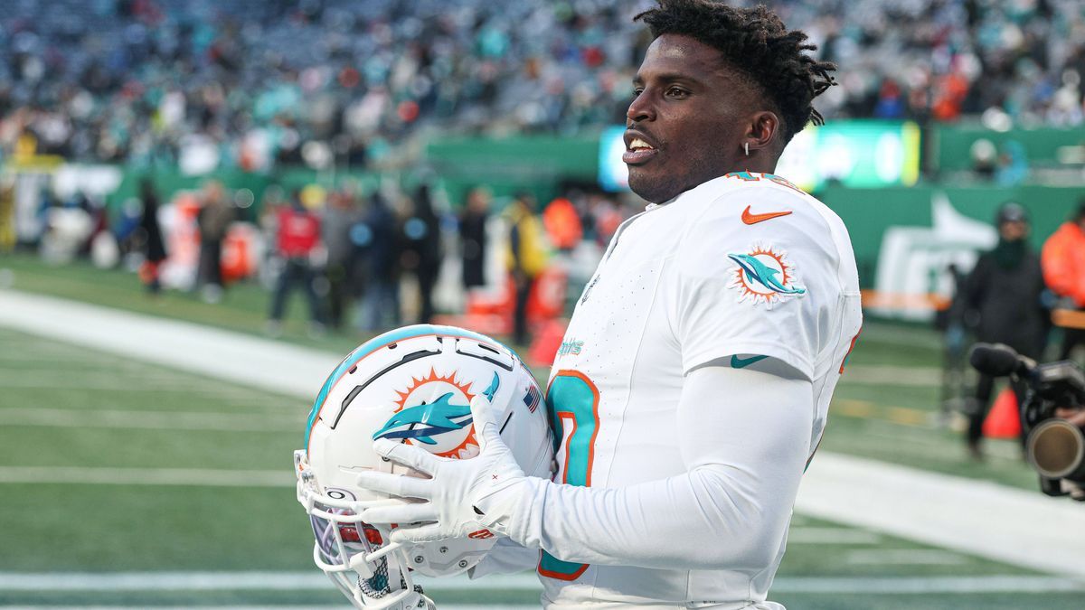 NFL, American Football Herren, USA Miami Dolphins at New York Jets Jan 5, 2025; East Rutherford, New Jersey, USA; Miami Dolphins wide receiver Tyreek Hill (10) on the field before the game against ...