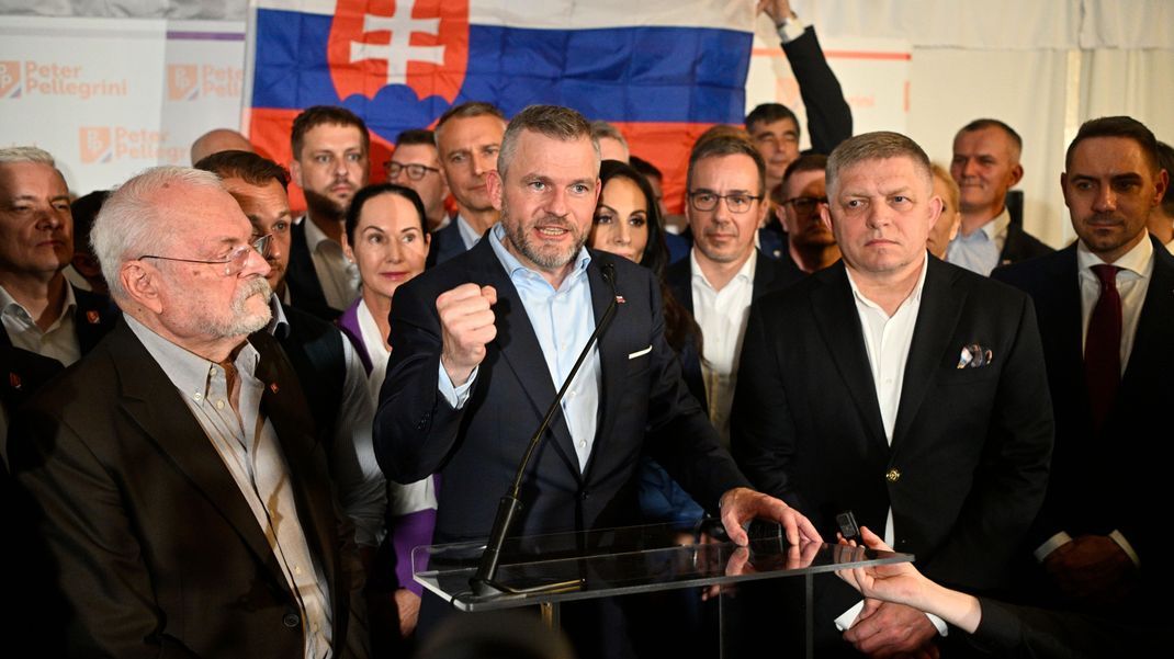 Präsidentschaftskandidat Peter Pellegrini spricht nach der Stichwahl in Bratislava, Slowakei, zu seinen Anhänger:innen in seinem Amtssitz. 