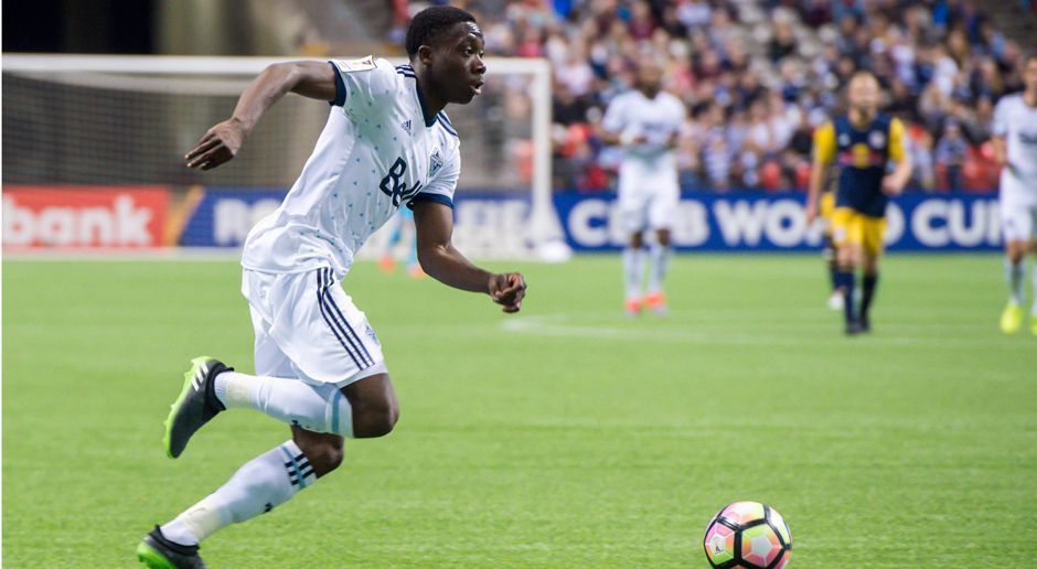 
                <strong>Linker Mittelfeldspieler: Alphonso Davies (Kanada)</strong><br>
                Alphonso Davies ist DER Shootingstar der MLS. Mit 16 Jahren ist er der jüngste Debütant der Liga-Geschichte. Bei den Vancouver Whitecaps hat er sich zudem direkt einen Stammplatz erarbeitet. Weil daraufhin auch die kanadische Nationalmannschaft anklopfte, ließ sich der in einem Flüchtlingscamp in Ghana geborene Teenager Anfang Juni einbürgern. Acht Tage später zeigte er bei seinem Debüt eine starke Leistung. Inzwischen soll auch Manchester United auf Davies aufmerksam geworden sein. Eins ist sicher: Die Fans werden beim Gold Cup viel Spaß mit dem Jungen haben.
              