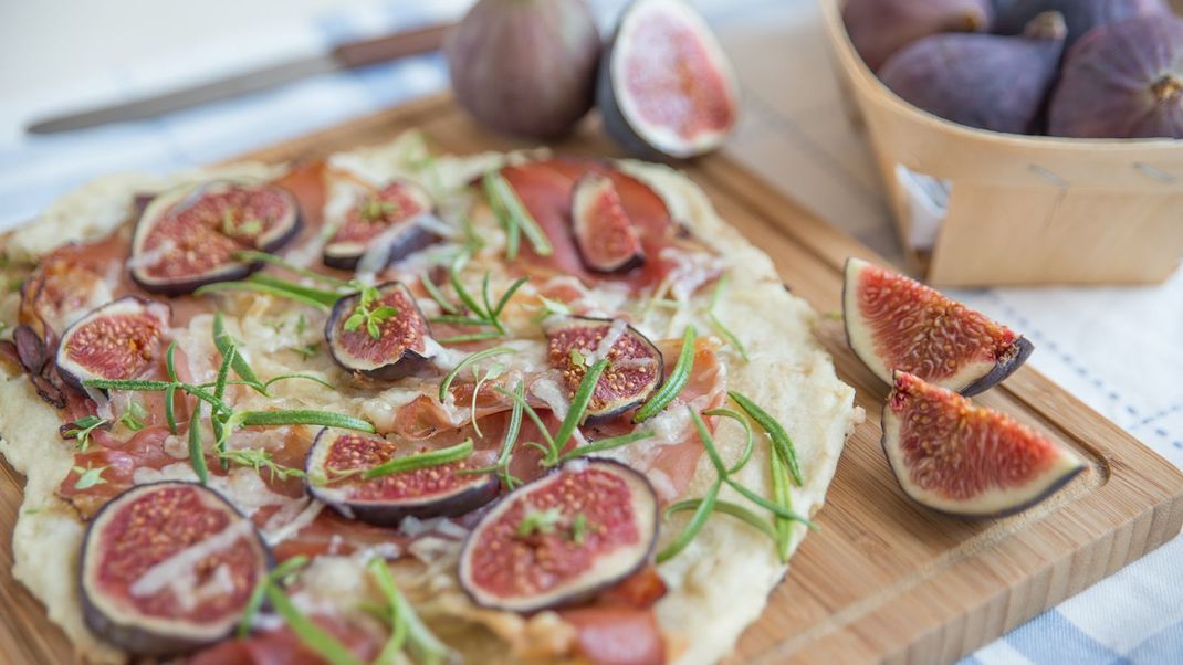 Ziegenkäse, Feigen, Walnüsse und Honig &nbsp;machen den Flammkuchen ganz besonders.