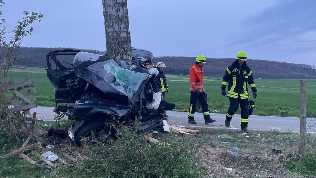 Bei dem Verkehrsunfall nahe Salzhemmendorf sind am Sonntag drei der fünf Fahrzeuginsassen ums Leben gekommen.