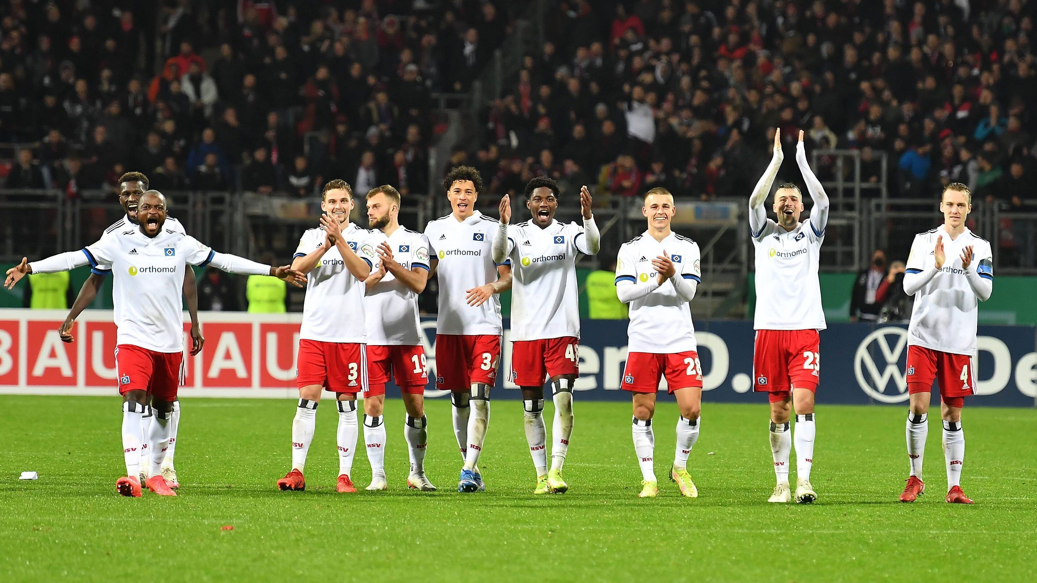 
                <strong>1. FC Nürnberg - Hamburger SV</strong><br>
                Die zweite Partie, die erst im Elfmeterschießen entschieden wurde: Nach 120 Minuten stand es zwischen dem 1.FC Nürnberg und dem Hamburger SV 1:1-Unentschieden. Jonas David hatte den HSV kurz vor der Halbzeit in Führung gebracht, ehe Taylan Duman für den Klub ausgleichen konnte (59.). Im Elfmeterschießen hatten die Gäste dann die besseren Nerven und jubelten am Ende über ein 4:2 und den Einzug in die nächste Runde. 
              