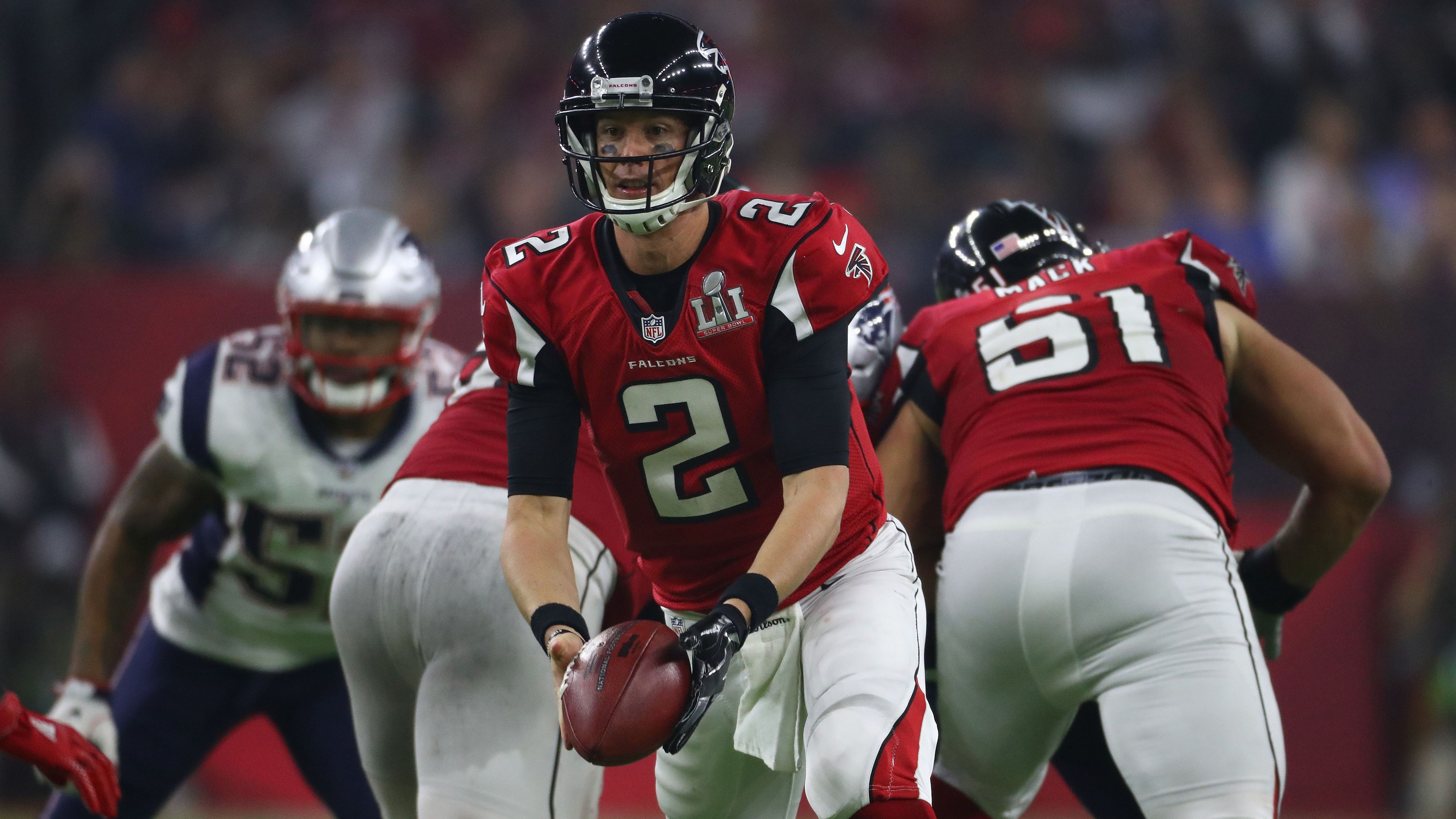 
                <strong>Super Bowl LI: Atlanta Falcons verspielen 28:3-Führung gegen New England Patriots</strong><br>
                Die Geschichte hinter dem größten Einbruch aller Zeiten kurz vor dem größtmöglichen Erfolg im American Football, praktisch auf der Zielgeraden, sollte über die Grenzen des Sports mittlerweile weit verbreitet sein. Am 5. Februar 2017 führten die Atlanta Falcons mit Quarterback Ryan in Super Bowl LI im dritten Viertel bereits mit 28:3 gegen die New England Patriots, nur um den sicher geglaubten Sieg nach Overtime noch mit 28:34 aus der Hand zu geben.
              