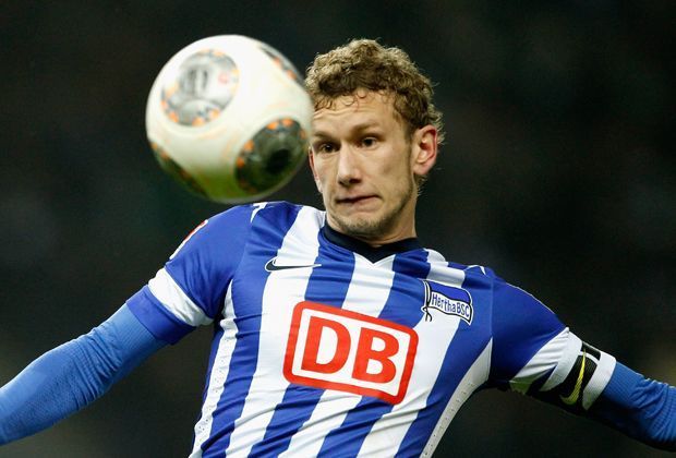 
                <strong>Fabian Lustenberger (Hertha BSC)</strong><br>
                Auch Fabian Lustenberger hat es bereits zum Kapitän in der höchsten deutschen Spielklasse geschafft. Der Mittelfeldspieler kam 2007 vom FC Luzern zu Hertha BSC und wurde 2013 zum Spielführer des Hauptstadt-Klubs ernannt.
              