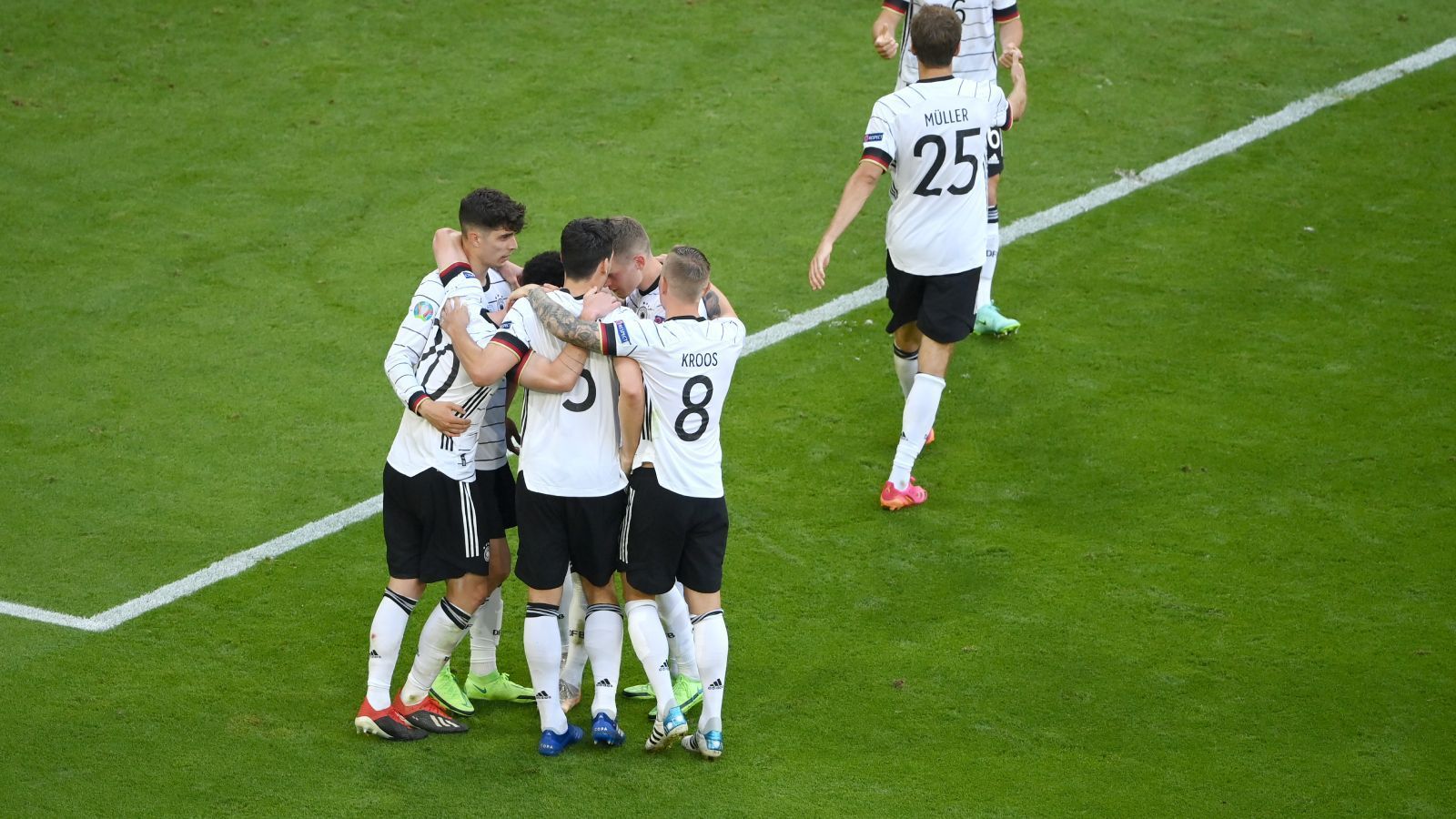 
                <strong>Prämie der Männer bei der EM 2021</strong><br>
                Kein Vergleich sind diese Summen jedoch mit den DFB-Prämien für die Männer. Im Falle des Europameistertitels 2021 hätte der DFB an jeden der 26 Kaderspieler 400.000 Euro ausgezahlt. Bereits im Jahr 2000 hätten die Männer im Falle des Titelgewinns mit 200.000 Euro mehr als das Dreifache von dem bekommen, was die weiblichen Gegenparts bekämen. Immerhin: Im Vergleich zur EM 2017, als für den EM-Titel noch 37.500 Euro ausgezahlt wurden, ist die Prämie an sich deutlich angestiegen.
              