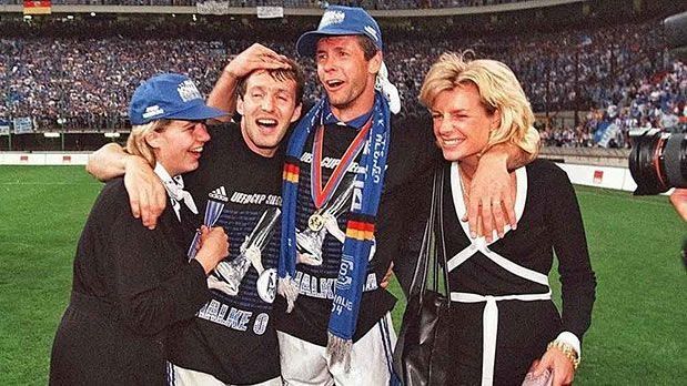 
                <strong>Die Europacup-Sieger seit 1990: Schalke 04 (1996/1997)</strong><br>
                1997 setzten sich die Schalker Eurofighter im Finale gegen das hochfavorisierte Inter Mailand durch. Nach einem 1:0 in Gelsenkirchen und einem 0:1 in Mailand kam es zur Entscheidung im Elfmeterschießen. "Kampfschwein" Wilmots verwandelte den entscheidenden Strafstoß zum 4:1.
              