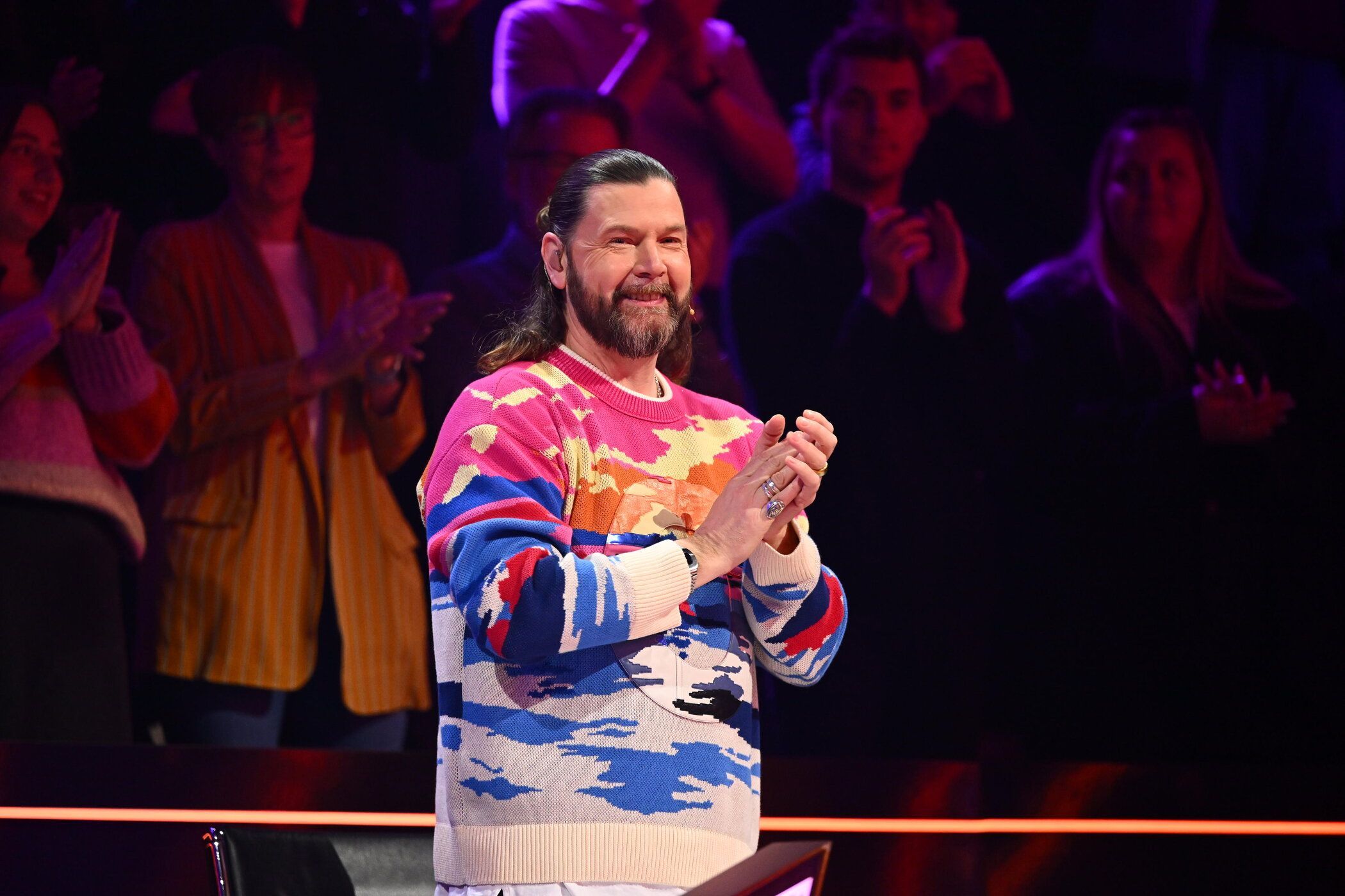 Ebenfalls in der 8. Staffel "The Masked Singer": Rea im farbigen Allover-Muster.