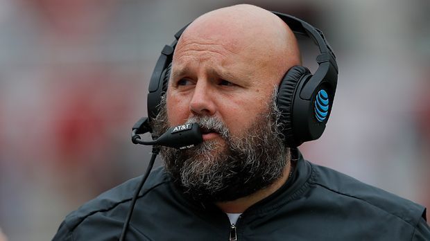 
                <strong>Brian Daboll (Offensive Coordinator Buffalo Bills)</strong><br>
                Wie man Titel gewinnt, weiß Brian Daboll spätestens seit dem vergangenen Jahr. Binnen zwölf Monaten holte er mit den Patriots sowohl den Super Bowl als auch die College Championship mit Alabama. Buffalo wird für Daboll nach den Browns, Dolphins und Chiefs bereits die vierte Station als Offensive Coordinator in der NFL. Am College hatte er unter Trainerlegende Nick Saban ebenfalls die Verantwortung für die Offense und die Entwicklung der Quarterbacks.
              