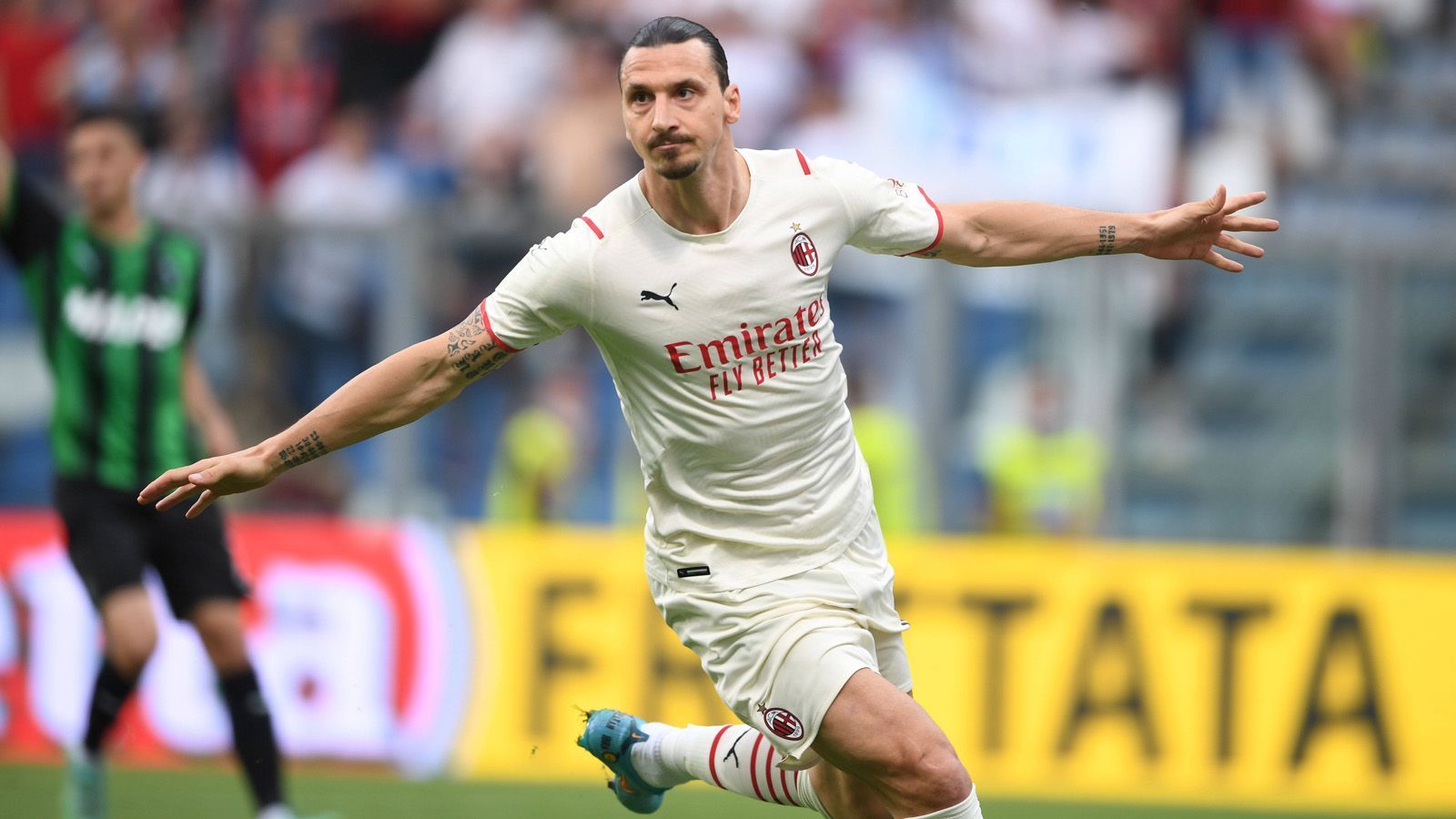 
                <strong>Zlatan Ibrahimovic - 15 Rote Karten</strong><br>
                Einige Stürmer haben in ihrer Karriere vielleicht eine Rote Karte gesehen, Zlatan dafür gleich 15. Zum schwedischen Enfant Terrible gibt es eigentlich nichts zu sagen. Außer, dass er in dieser besonderen Elf seinen Platz im Sturm absolut verdient hat.
              