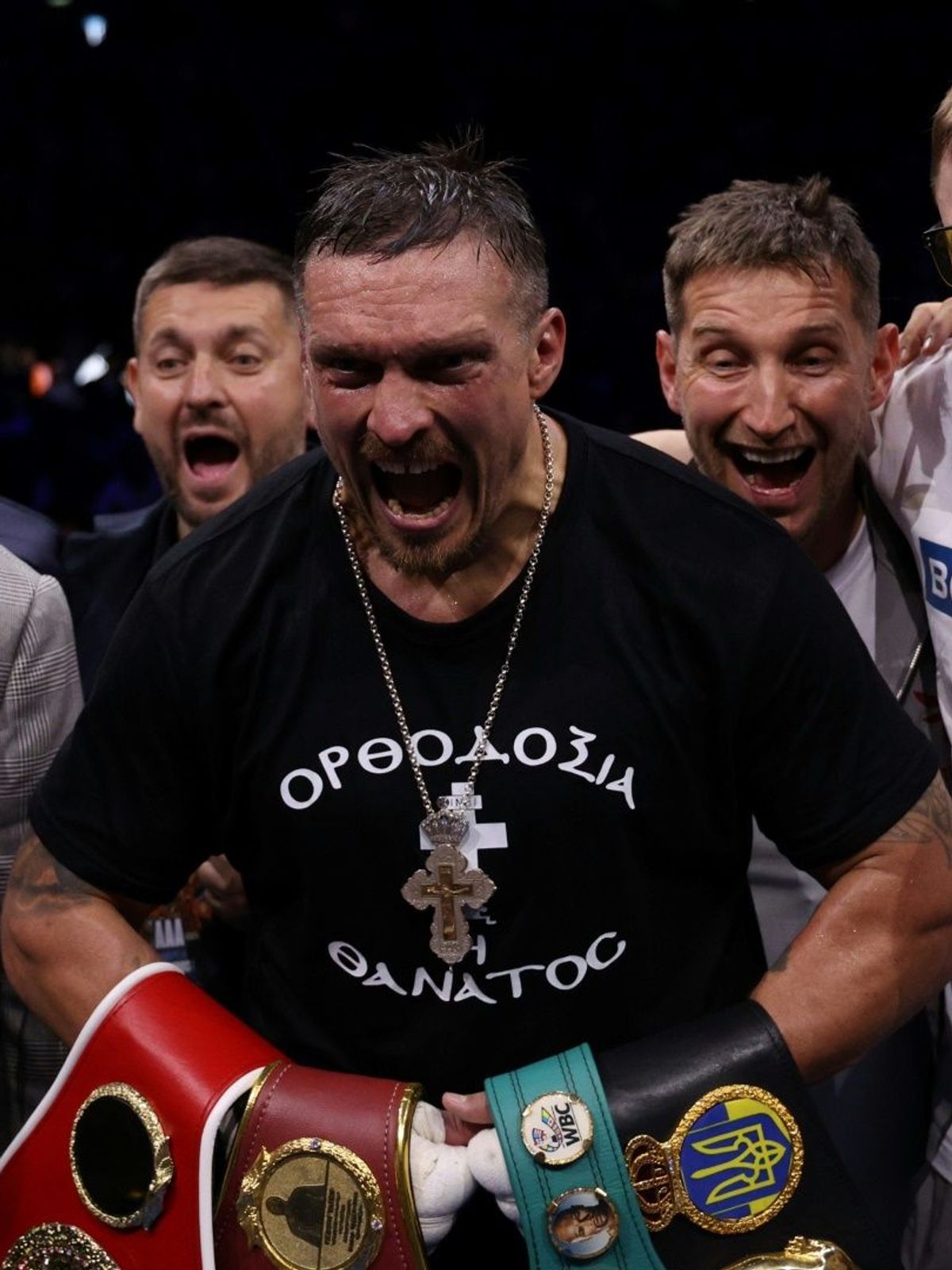 Alexander Usyk mit seinen vier Gürteln
