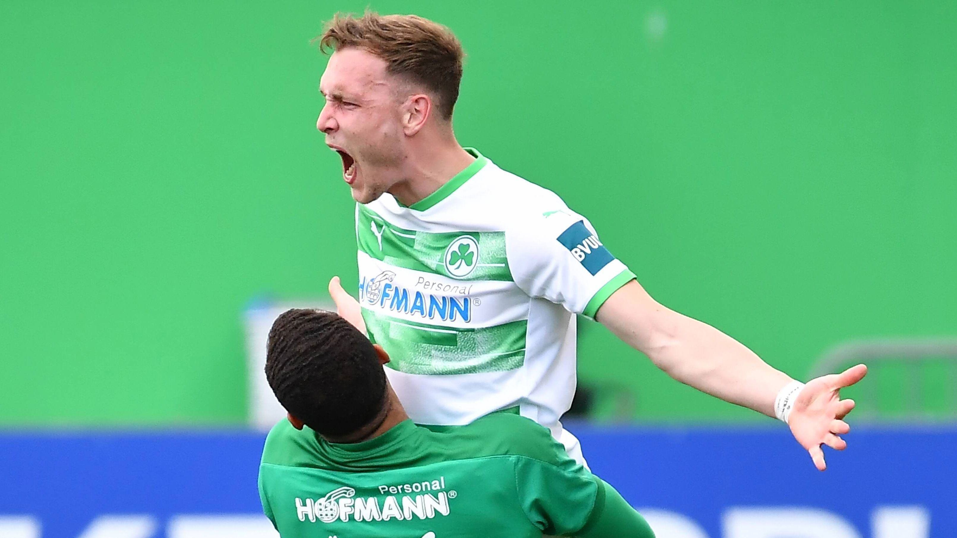 
                <strong>David Raum (SpVgg Greuther Fürth)</strong><br>
                Nach dem Aufstieg mit Greuther Fürth wird David Raum in der nächsten Saison das erste Mal Bundesligaluft schnuppern - allerdings nicht bei den "Kleeblättern". Anfang des Jahres hat sich die TSG 1899 Hoffenheim die Dienste des Verteidigers gesichert und ihn mit einem Vertrag bis 2025 ausgestattet. Nachdem sein Kontrakt in Fürth nach dieser Saison ohnehin ausgelaufen wäre, geht es für den 23-Jährigen damit ablösefrei nach Hoffenheim. Raum hatte für die Fürther alle 34 Zweitligaspiele der vergangenen Spielzeit absolviert und dabei 15 Assists geliefert und ein Tor erzielt.
              