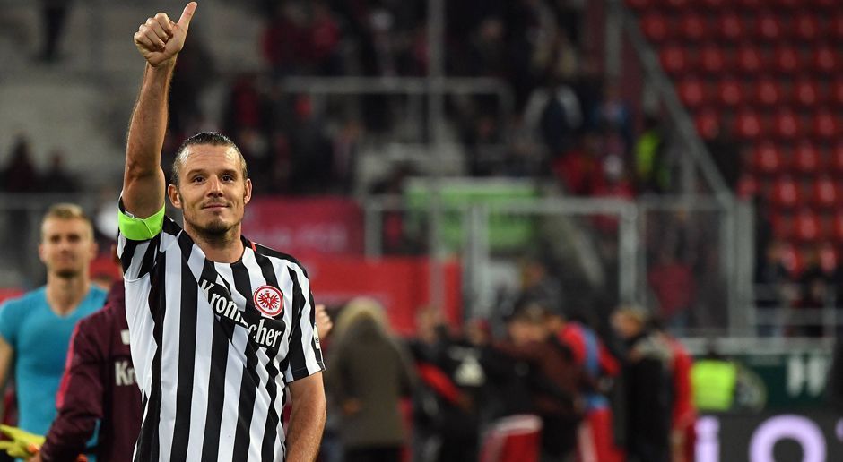 
                <strong>Mentalität: Alex Meier</strong><br>
                Alex Meier ist Eintracht Frankfurt. Seit 12 Jahren steht der hessische "Fußballgott" bei Eintracht Frankfurt unter Vertrag. Kürt sich 2015 mit 19 Toren sogar zum Torschützenkönig. Bei allem Erfolg bleibt der 33-Jährige immer bescheiden: "Ich persönlich spreche nie über mich". Meier lässt lieber andere über sich reden. Ganz im Gegensatz zu …
              