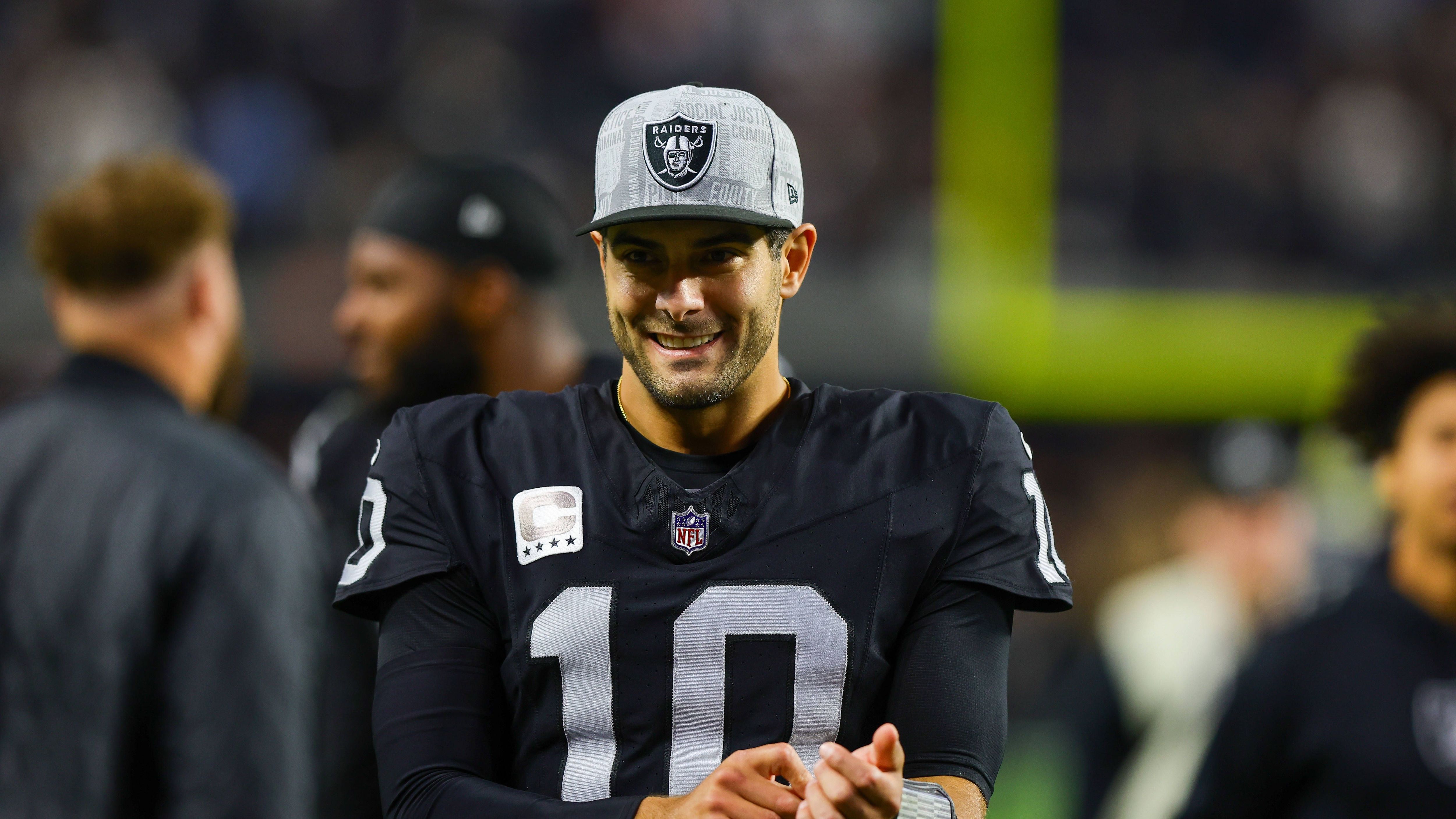 <strong>Las Vegas Raiders</strong> <br>Die Raiders sind in einer ähnlichen Situation wie die Broncos. Die Saison war schwach, Jimmy Garoppolo landete auf der Bank. In Las Vegas muss etwas passieren, mit Pick 13 ist kein absoluter Top-Quarterback im Draft mehr zu bekommen. Weshalb auch die Raiders Justin Fields ins Auge gefasst haben sollen. Der Bears-Star könnte die heißeste Nummer der diesjährigen Free Agency werden.