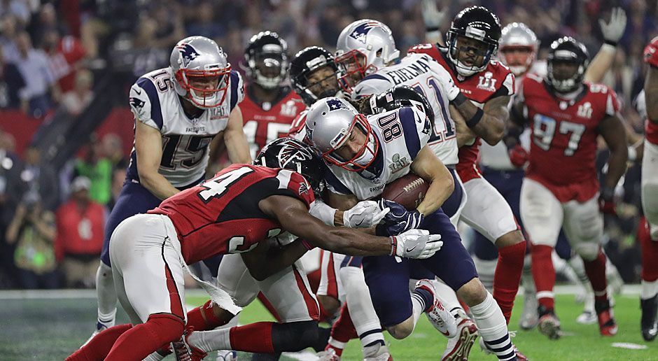 
                <strong>2. eingestellter Rekord: Meiste Two Point Conversions in einem Super Bowl</strong><br>
                Bei ihrer unglaublichen Aufholjagd mussten die Patriots zwei Mal auf die Two Point Conversion anstelle des Points-after-Touchdown gehen, um sich in die Overtime zu retten. Das waren erst die erfolgreichen Versuche Nummer neun und zehn in 51 Super Bowls. Einzig die San Diego Chargers brachten das Ei auf diese Weise zwei Mal in einem Super Bowl in die Endzone - verloren 1995 aber dennoch deutlich mit 26:49 gegen die 49ers.
              