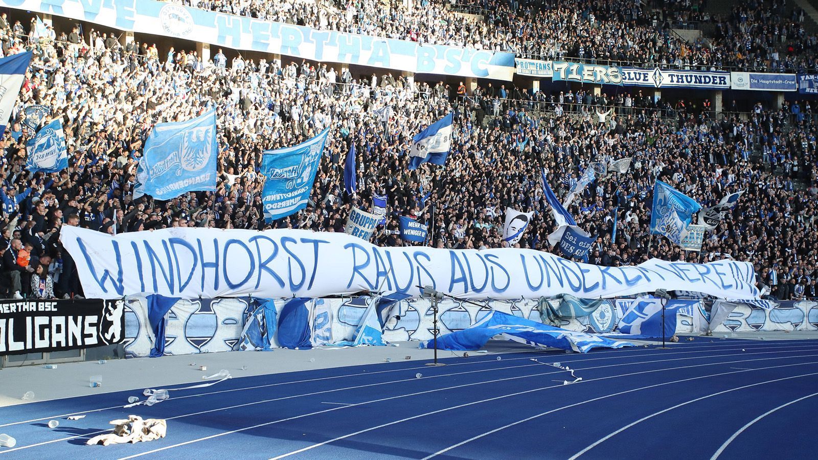 
                <strong>Die Akte Windhorst</strong><br>
                Lars Windhorst scheint das letzte Kapitel seiner Zeit bei Hertha BSC eingeläutet zu haben. Der Investor des Hauptstadtklubs hat den Berlinern nun angeboten, seine Anteile am Bundesligisten zurückzukaufen. Er selbst sehe keine Basis mehr für eine weitere erfolgreiche Zusammenarbeit, wie der 45-Jährige bei Facebook veröffentlichte. Intern gab es zuletzt Streit um eine angebliche Kampagne eines israelischen Sicherheitsunternehmens, das Windhorst beauftragt haben soll, den Ex-Präsidenten Werner Gegenbauer aus dem Amt zu drängen. Die Liste der Aufreger um den Investor ist aber noch länger. ran wirft einen Blick auf die "Akte Windhorst".
              