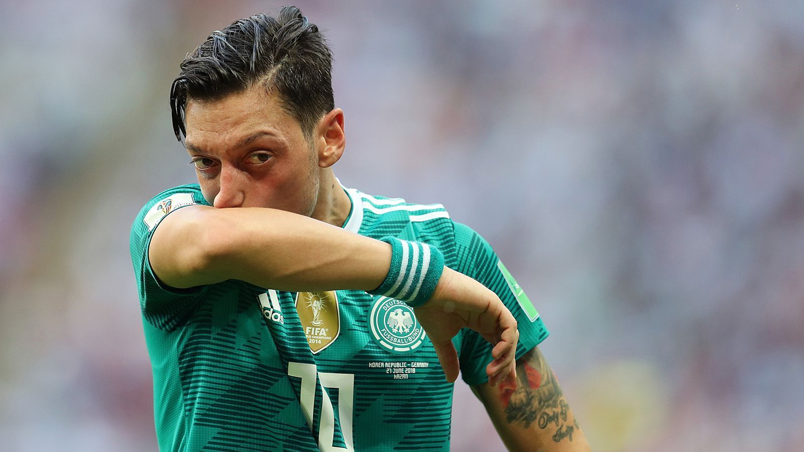 
                <strong>Die heftige Kritik an Özil</strong><br>
                Die Bayern-Granden rechneten mit den "respektlosen" Medien ab. Hoeneß kritisierte den ehemaligen Nationalspieler Mesut Özil, dieser habe "einen Dreck gespielt". Als er bei einer Pressekonferenz, auf der er mehr Respekt von den Medien für die Bayern-Spieler einforderte, damit konfrontiert wurde, sagte er: "Ich hätte nicht Dreck sagen sollen, sondern Mist."
              