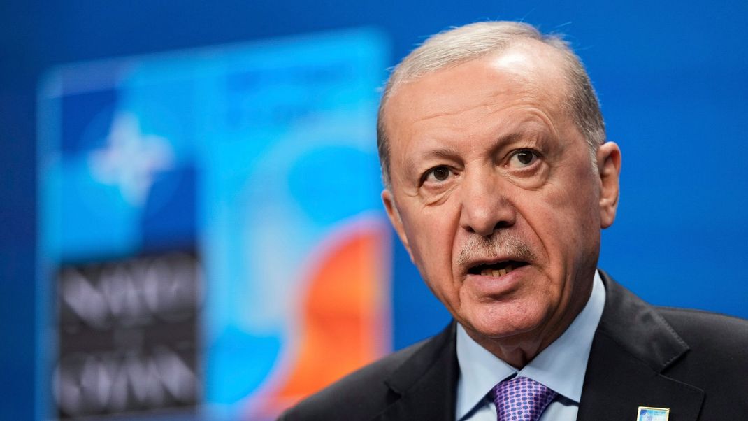 Recep Tayyip Erdoğan, Präsident der Türkei, bezeichnete das Ende der PKK als Sieg für die Türkei.