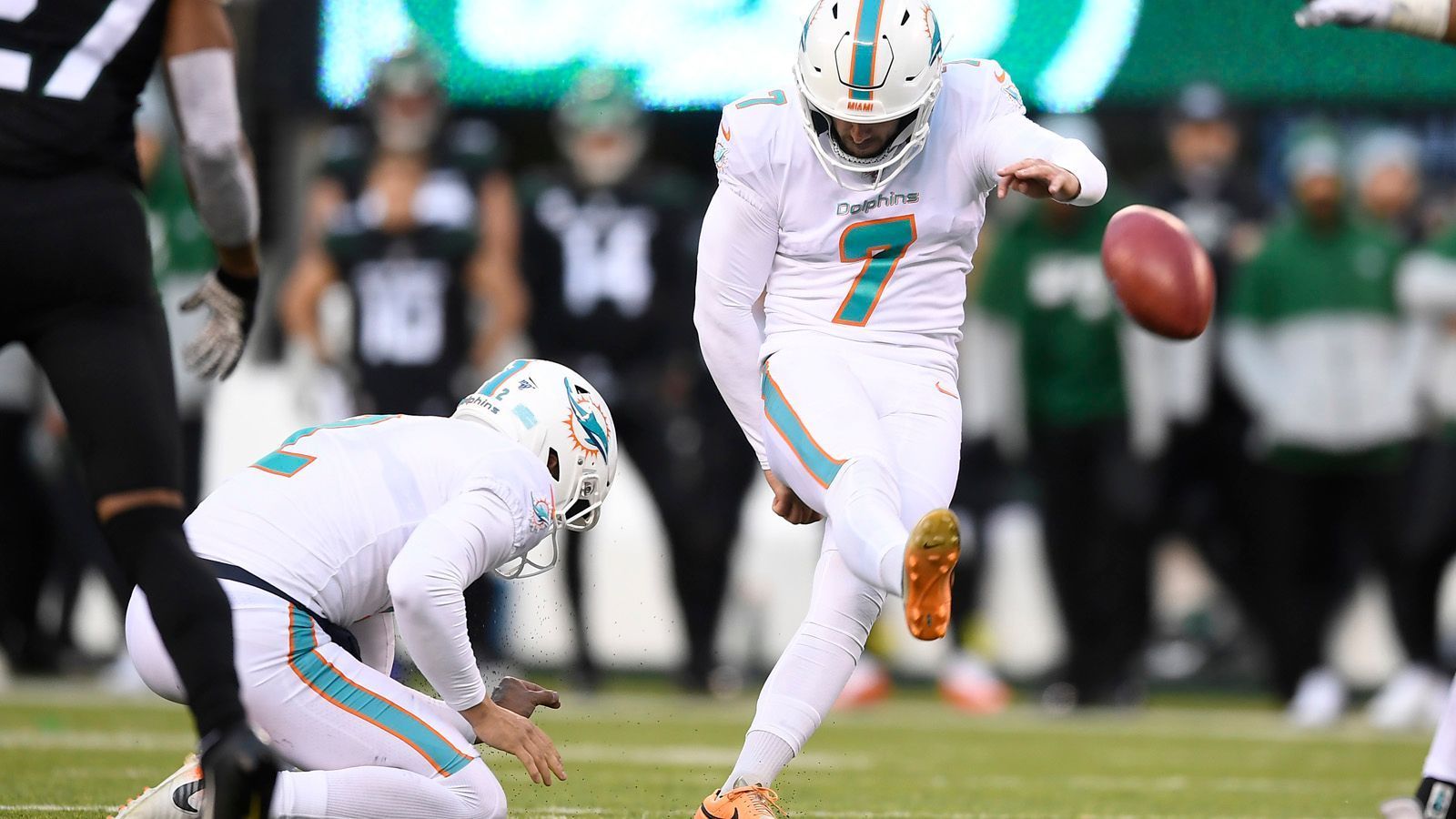 
                <strong>Special Teams und Kicker: Miami Dolphins</strong><br>
                Das Sonntagsspiel im MetLife Stadium stand ganz im Zeichen der Kicker. Beim 22:21-Sieg der New York Jets über die Miami Dolphins wurden zehn Field Goals geschossen. Sieben davon gelangen dem Dolphins-Kicker Jason Sanders. Dafür benötigte der Rookie aus dem vergangenen Jahr acht Versuche. Das längste Field Goal war über 53 Yards. Extrapunkte konnte Sanders nicht verbuchen, da die Dolphins nicht einen Touchdown erzielen konnten. Die meisten Field Goals in einem Spiel gelangen übrigens Rob Bironas für die Tennessee Titans, der 2007 im Spiel gegen die Houston Texans acht Field Goals schoss (aus 52, 25, 21, 30, 28, 43, 29 und 29 Yards).Gesamtpunktzahl: 23
              