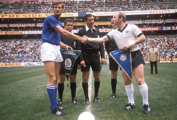 
                <strong>WM 1970</strong><br>
                Bei der WM 1970 in Mexiko ist das deutsche Trikot ganz klassich gestaltet: Weiße Stutzen, schwarze Hose und ein weißes Jersey mit dem Bundesadler auf der Brust.
              