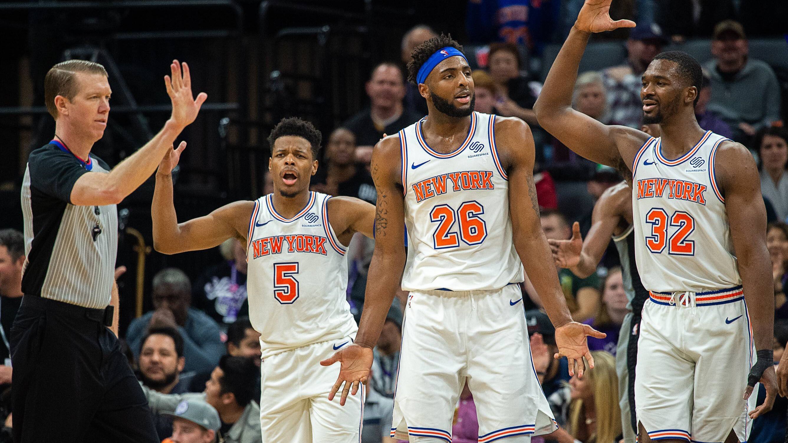 
                <strong>Verlierer: New York Knicks</strong><br>
                Der Traditionsklub aus dem Big Apple bekommt die großen Namen einfach nicht an die Angel. Nachdem die Knicks im Frühjahr Platz unter dem Salary Cap schafften, indem sie Kristaps Porzingis zu den Dallas Mavericks tradeten, konnten sie nun keine Stars von sich überzeugen. Daher mussten die New Yorker sich unter anderen mit Julius Randle - 3 Jahre, 63 Millionen Dollar -, Marcus Morris - 1 Jahr/15 Mio. - und Taj Gibson - 2 Jahre/20 Mio. - zufrieden geben.
              